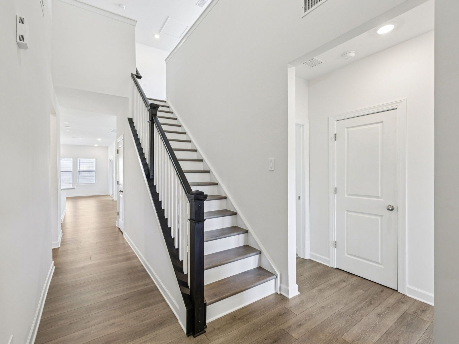 Step inside the 4-bed, 3.5-bath Carolina Side Load floorplan.