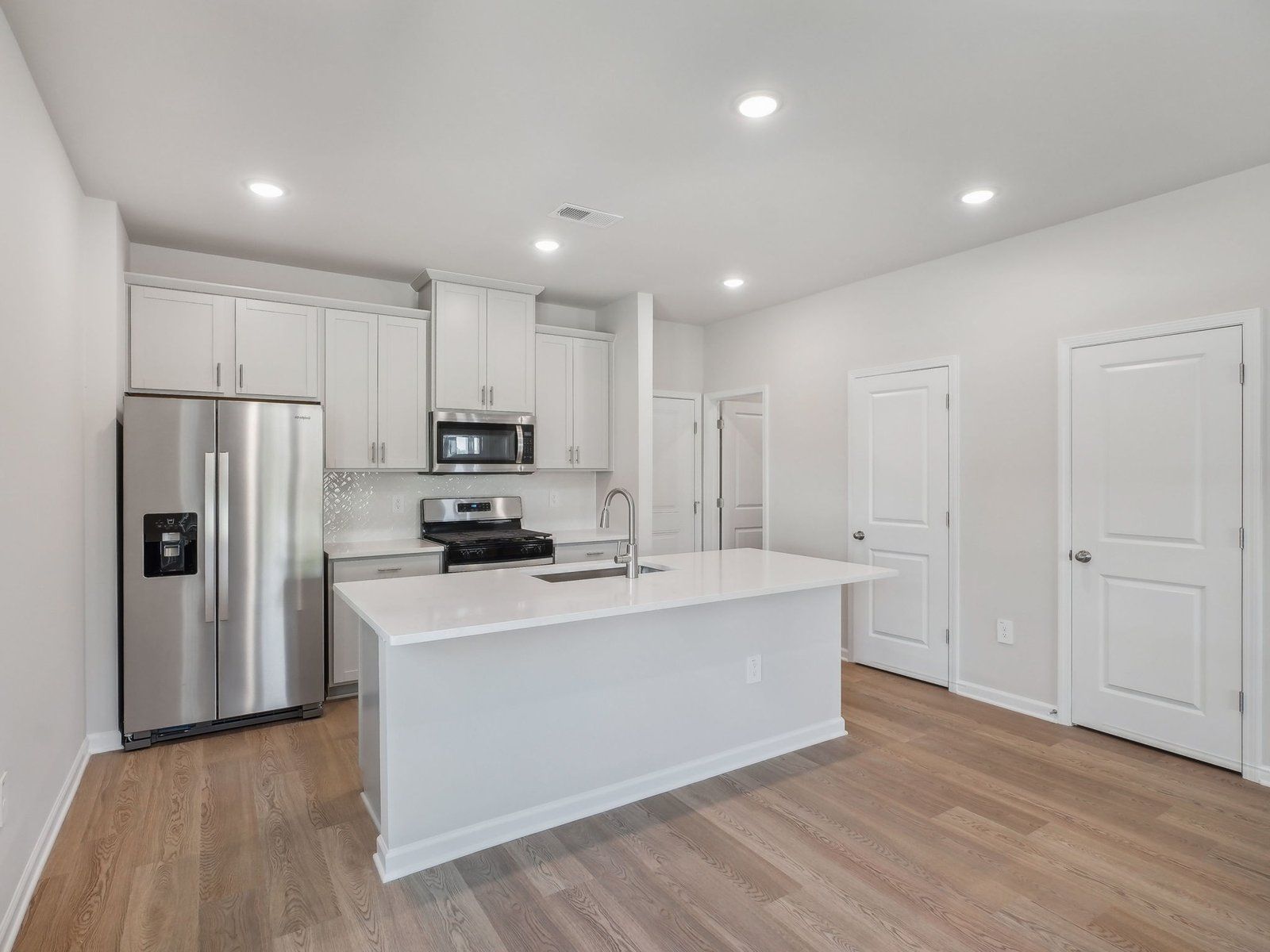 RAL_CadenceMeadowsTownes_Thorton_Kitchen_3715RosebushDr.jpg