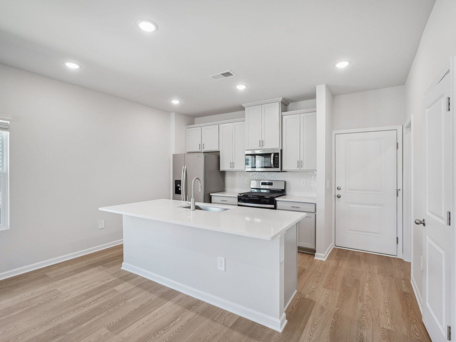 RAL_CadenceMeadowsTownes_Thorton_Kitchen2_3715RosebushDr.jpg