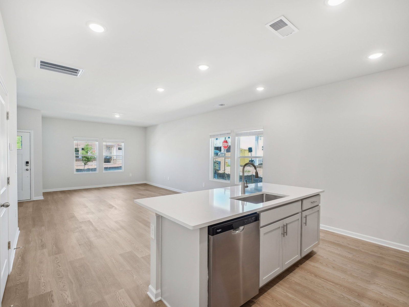 RAL_CadenceMeadowsTownes_Thorton_Kitchen4_3715RosebushDr.jpg