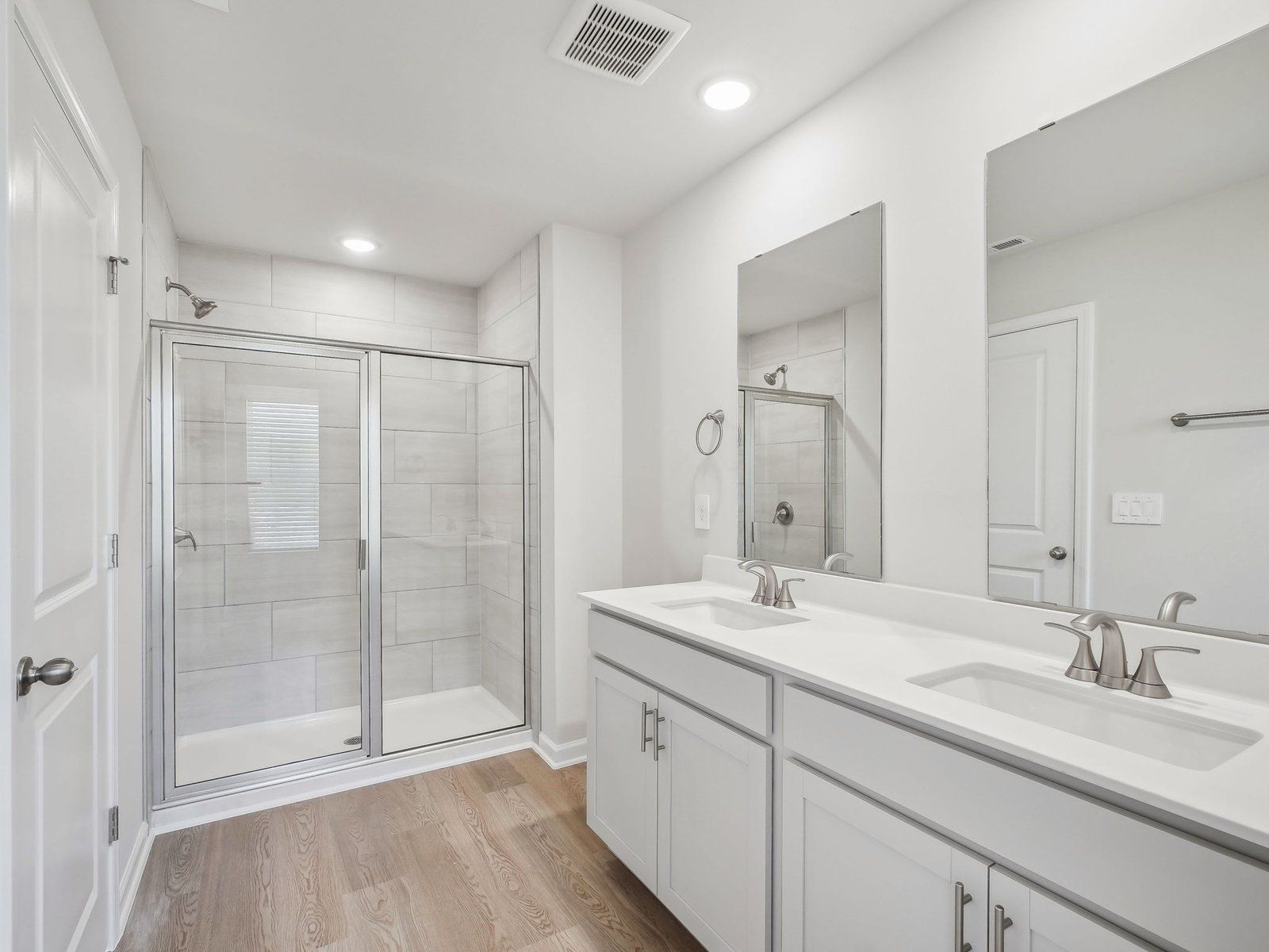 RAL_CadenceMeadowsTownes_Thorton_PrimaryBath_3715RosebushDr.jpg
