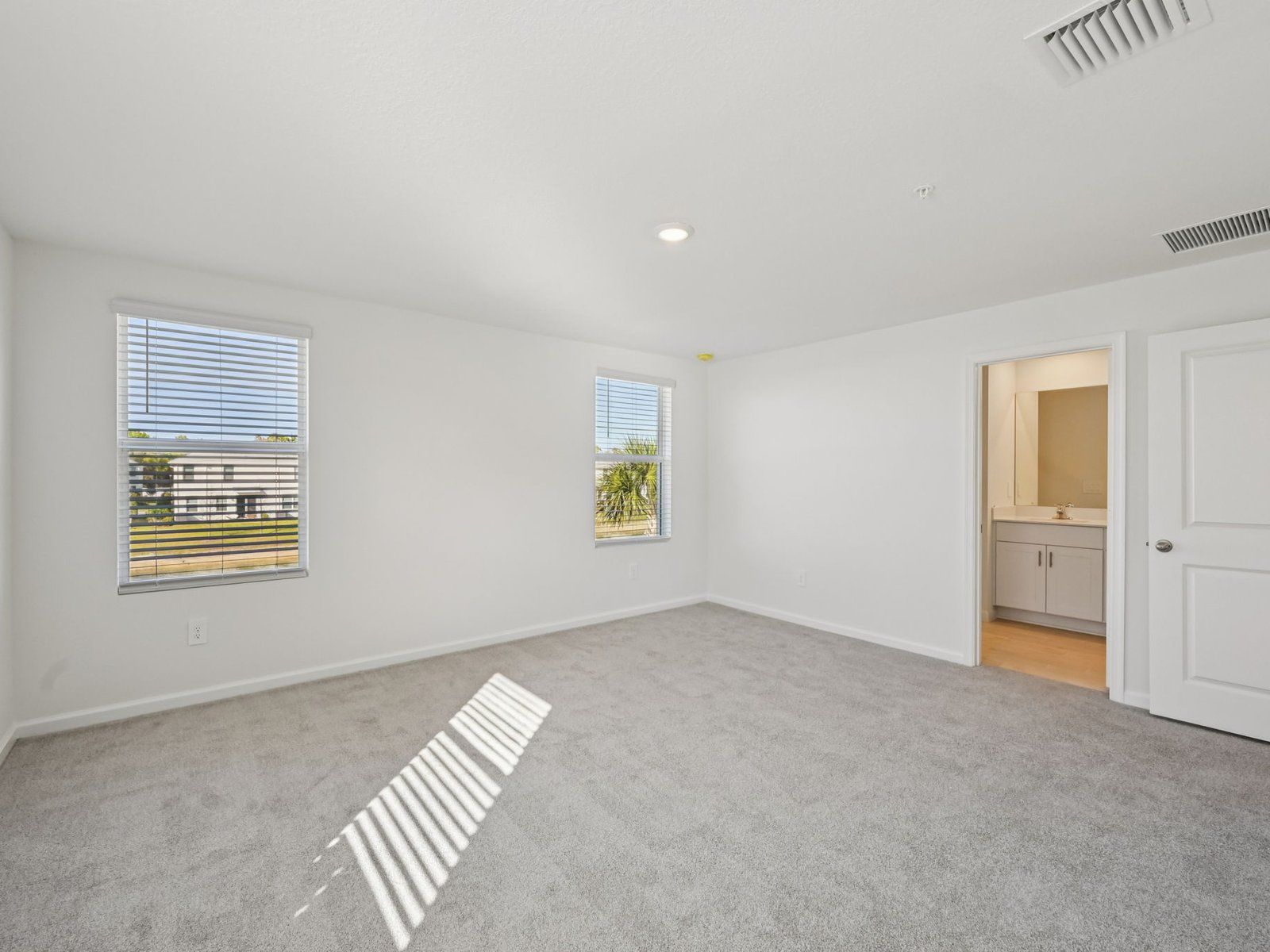 575 Salisbury Cir (Sandpiper End)