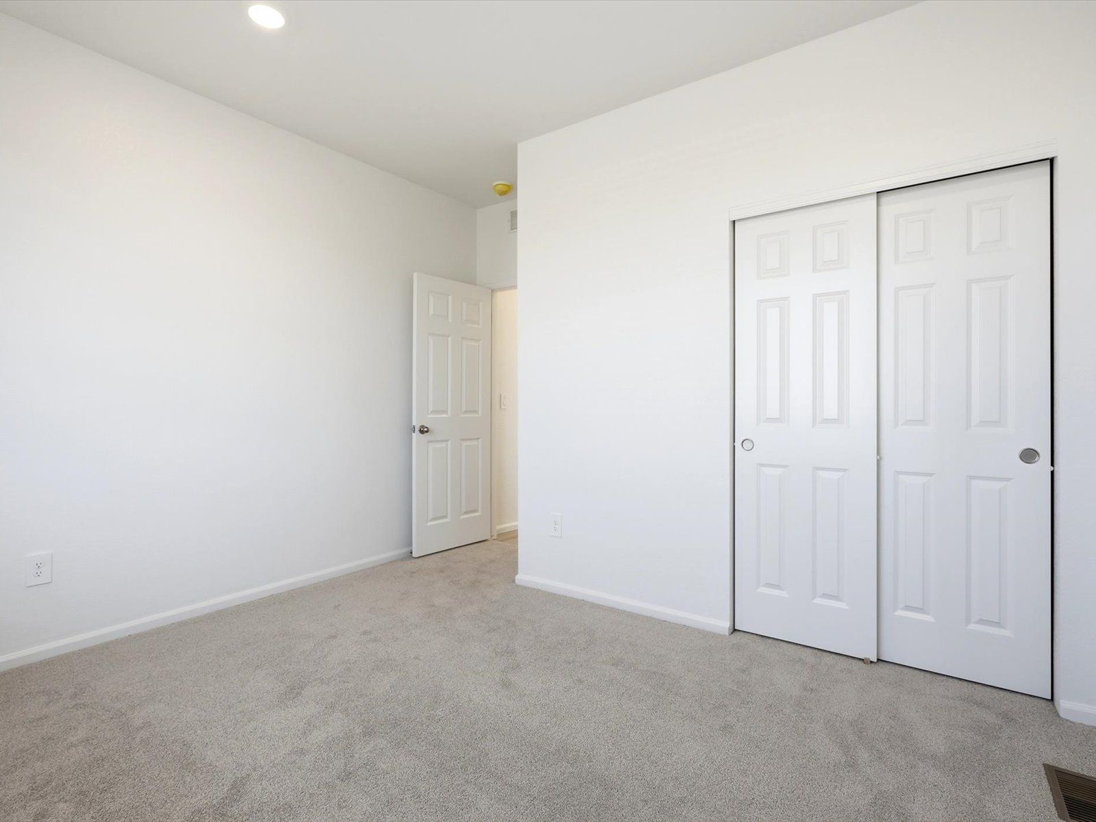 DEN_Meridian-Ranch-50's-LN_Red-Feather_Bedroom_B_13219-Valley-Peak-Dr