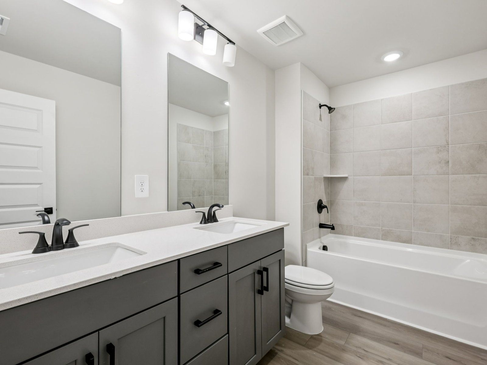 The Dakota floorplan with the Fresh Artisan Sage interior package.