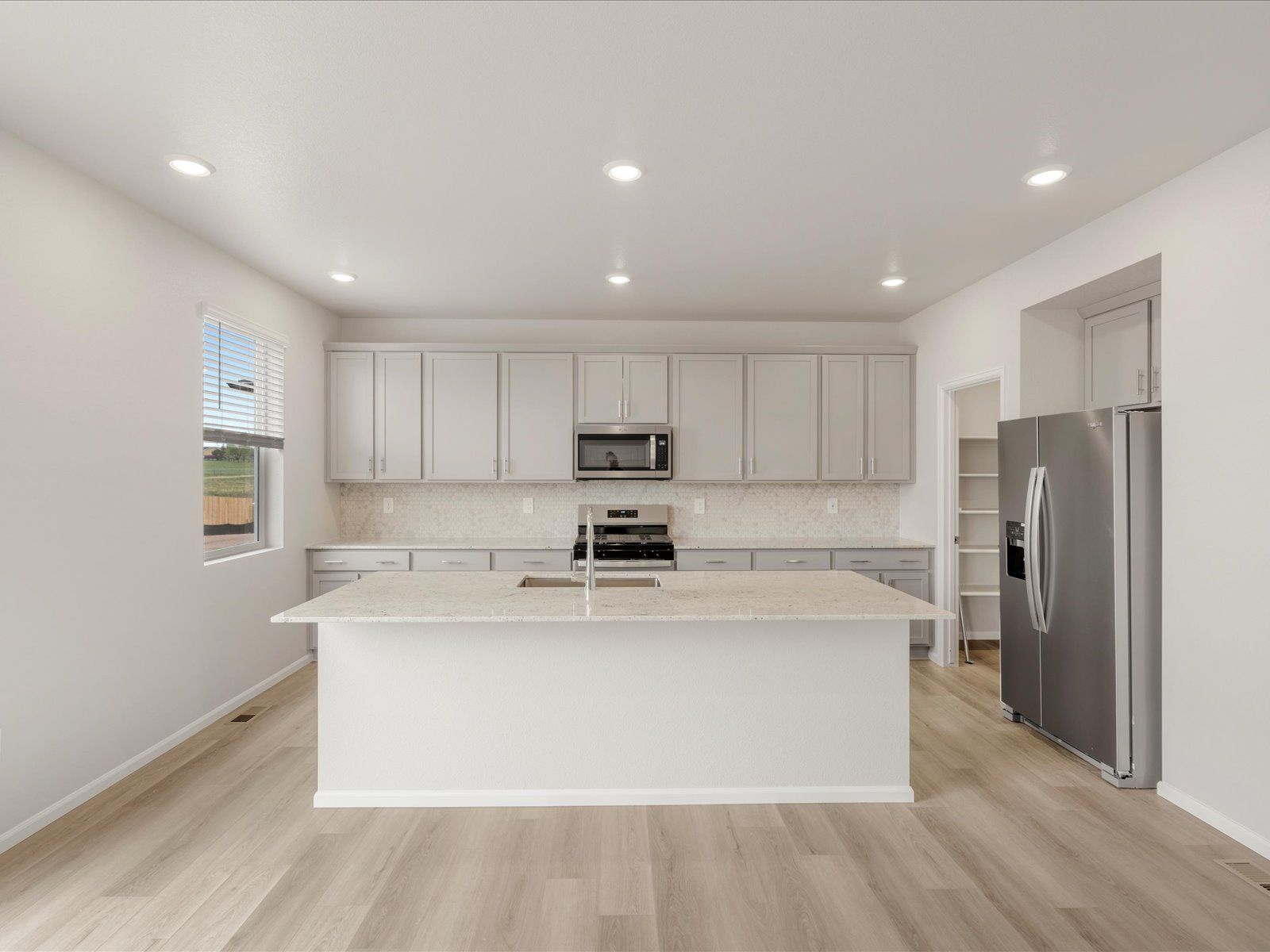 DEN_Paint-Brush-Hills_Kenosha_Kitchen_10334-Hartwood-Dr