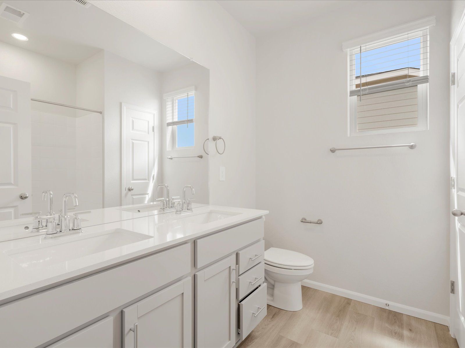 DEN_Paint-Brush-Hills_Kenosha_Bathroom_10334-Hartwood-Dr