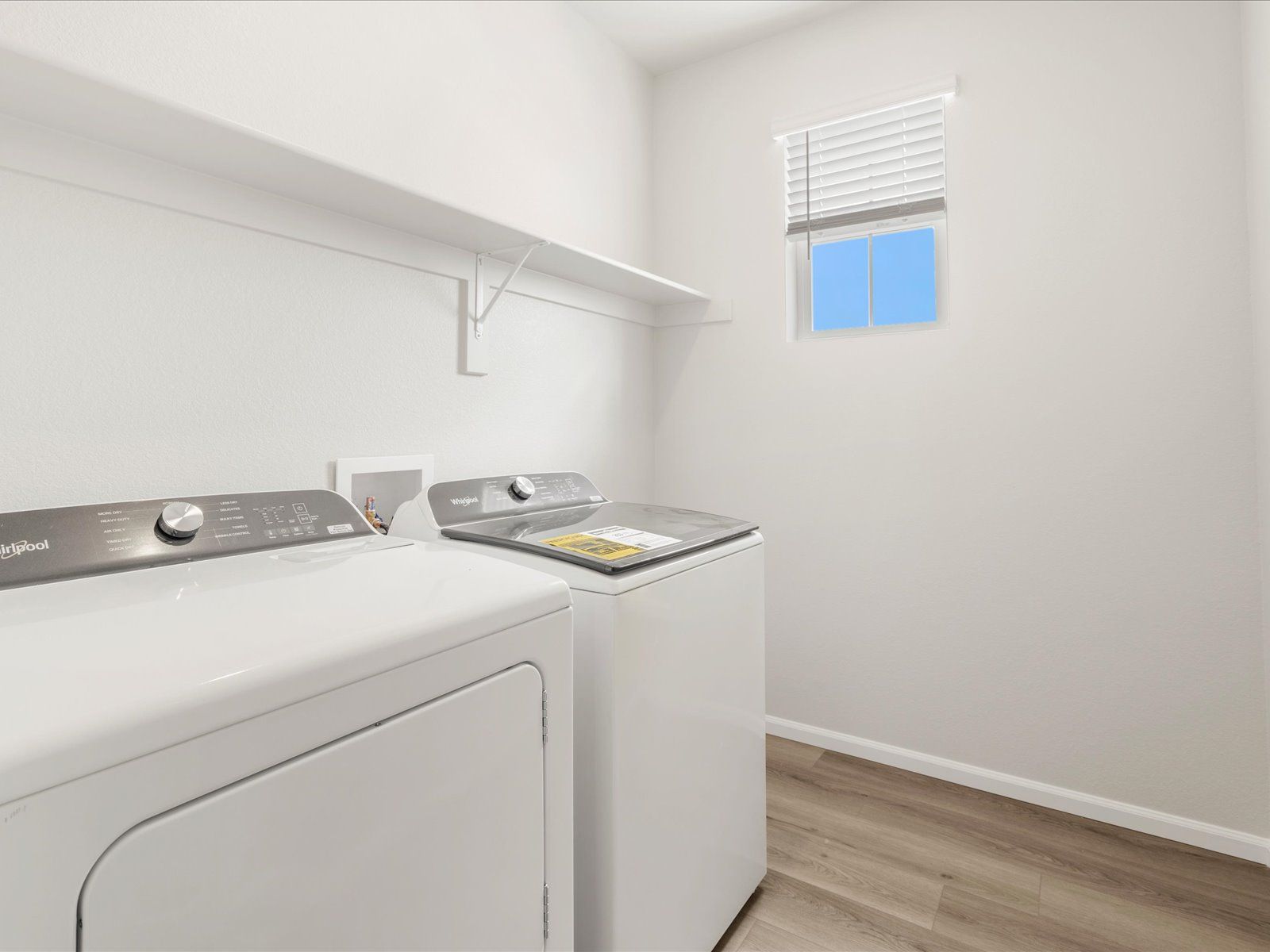 DEN_Paint-Brush-Hills_Kenosha_Laundry-Area_10334-Hartwood-Dr
