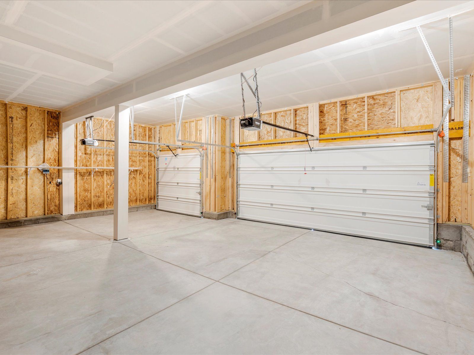 DEN_Paint-Brush-Hills_Kenosha_Garage_10334-Hartwood-Dr