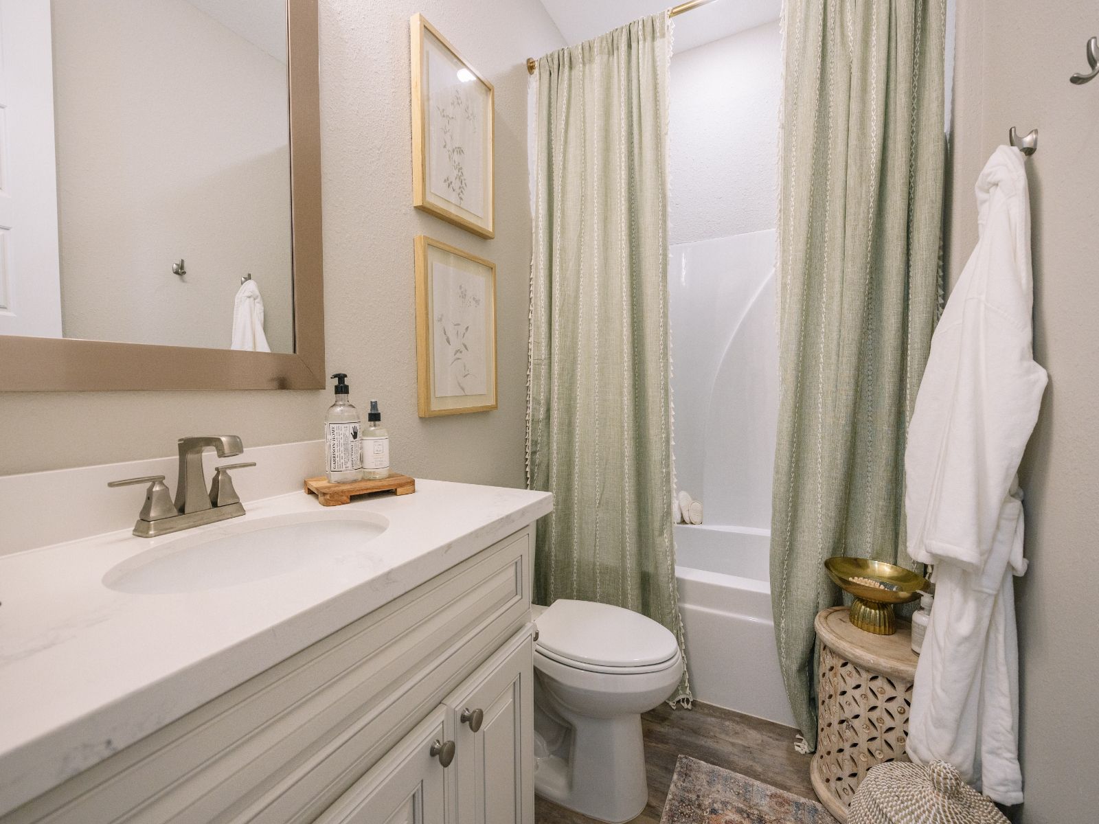 Secondary bathroom in the Decatur floorplan at a Meritage Homes community in Gulfport, MS.