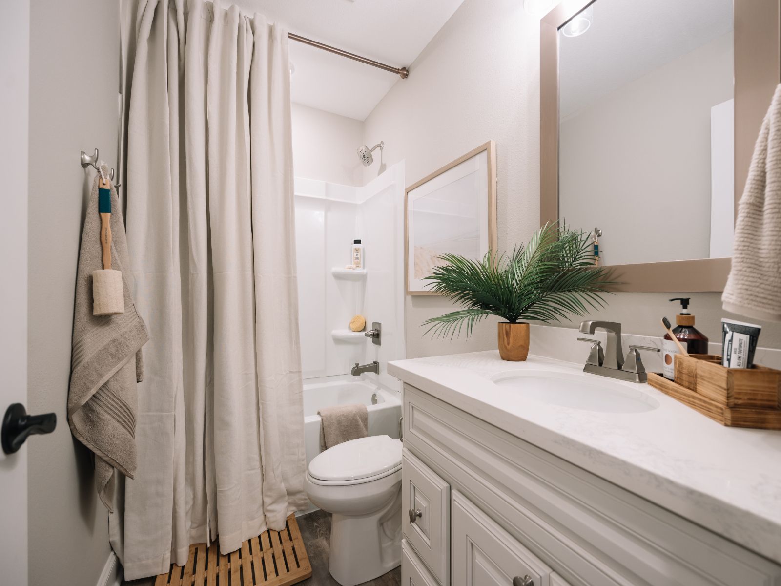 Secondary bathroom in the Coral floorplan at a Meritage Homes community in Gulfport, MS.