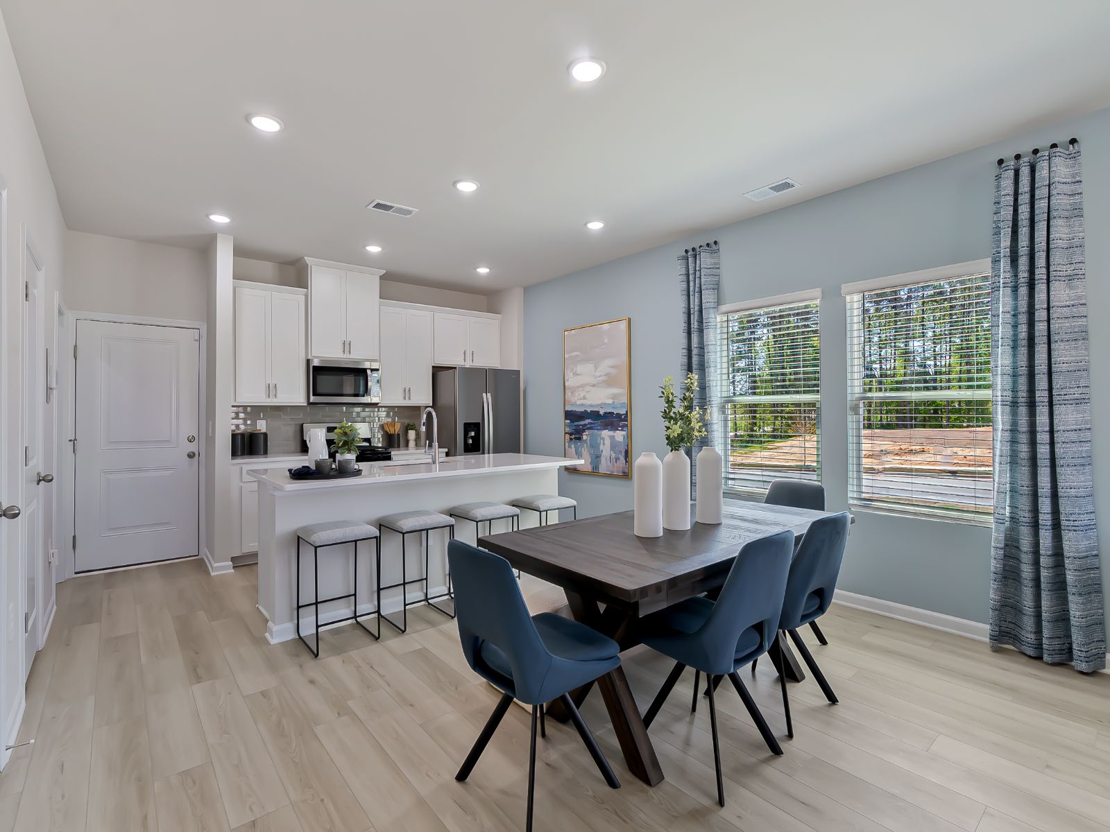 Easily gather for dinner in the Lakewood's dining area.