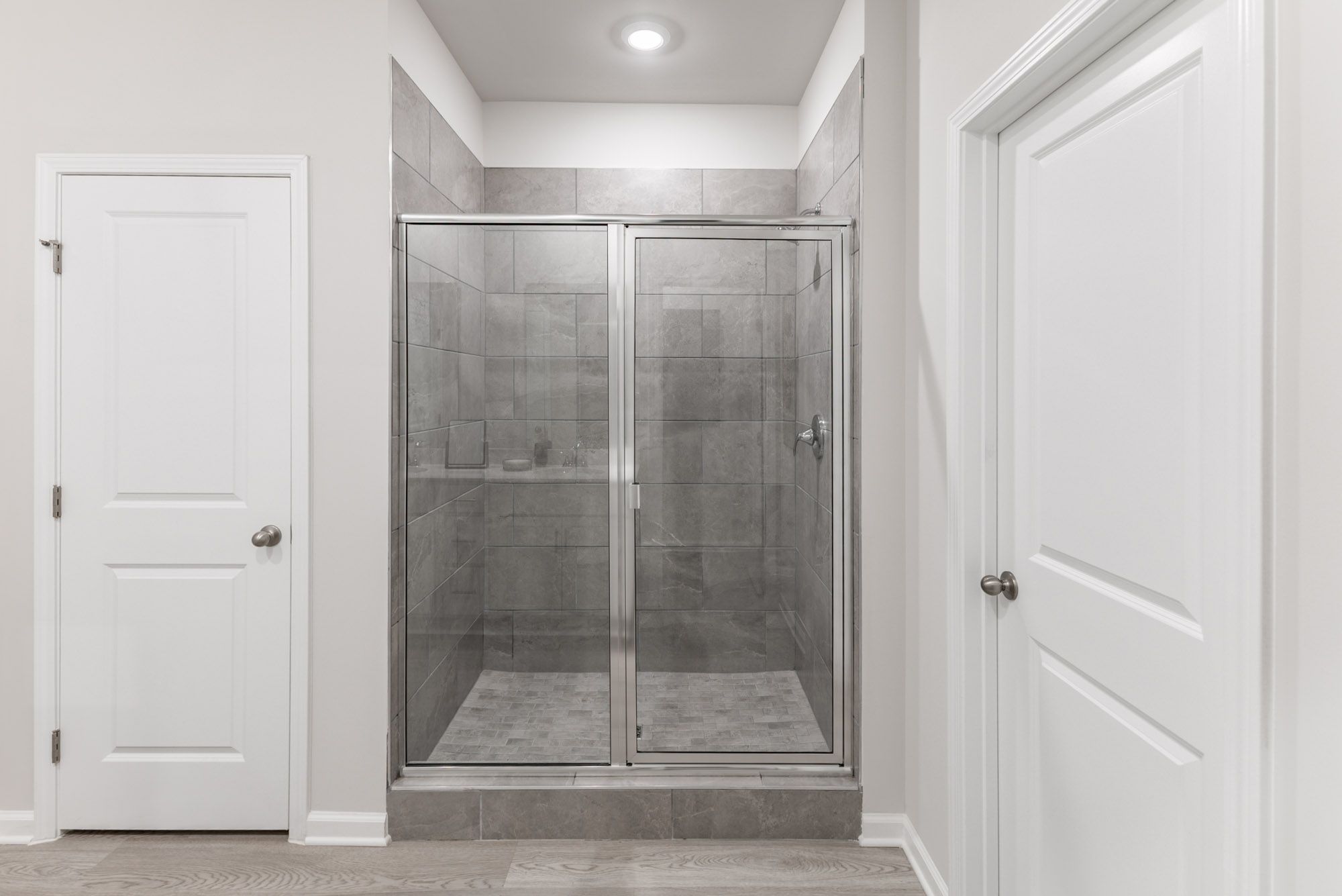 The Gibson floorplan features a walk-in shower in the primary bedroom.