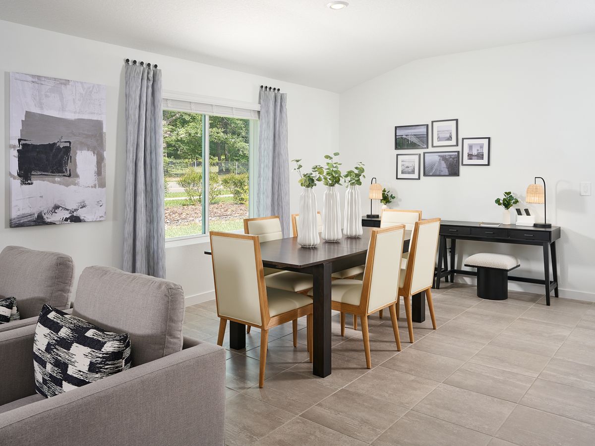 The Davenport floorplan dining area modeled at Kings Preserve.