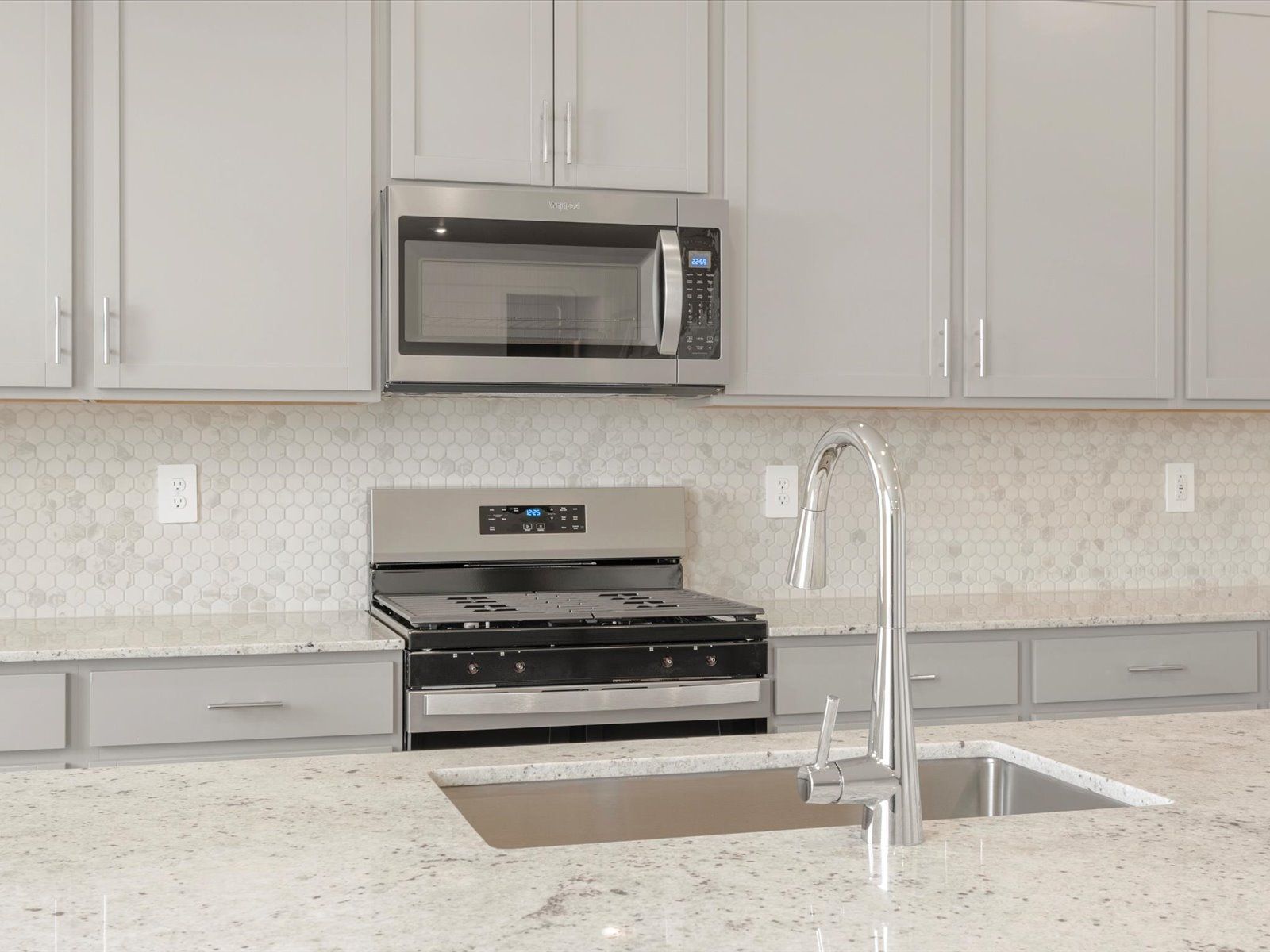 DEN_Paint-Brush-Hills_Kenosha_Kitchen_10334-Hartwood-Dr