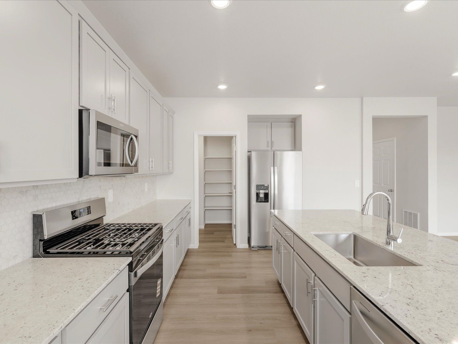 DEN_Paint-Brush-Hills_Kenosha_Kitchen_10334-Hartwood-Dr
