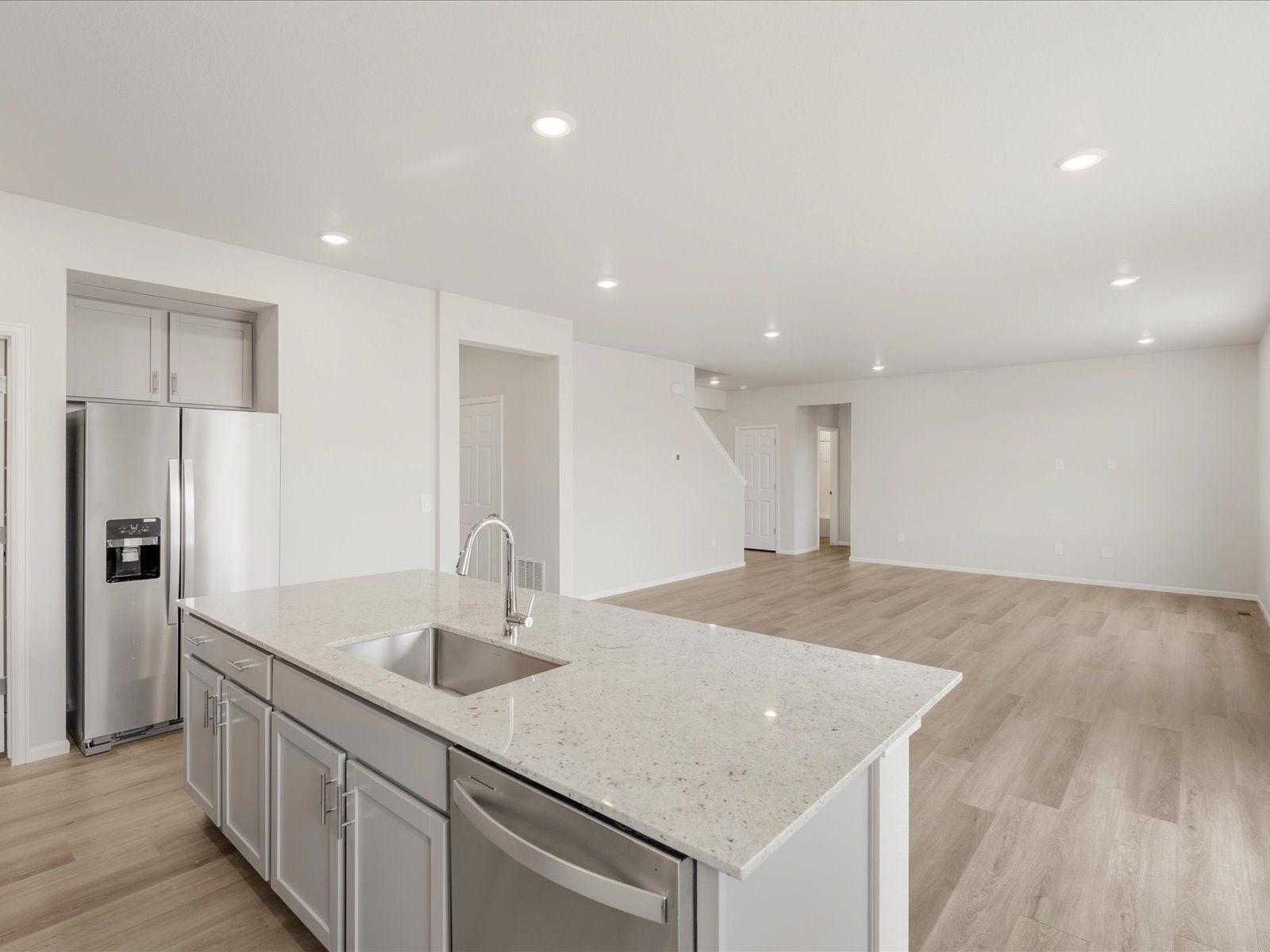 DEN_Paint-Brush-Hills_Kenosha_Kitchen-Island_10334-Hartwood-Dr