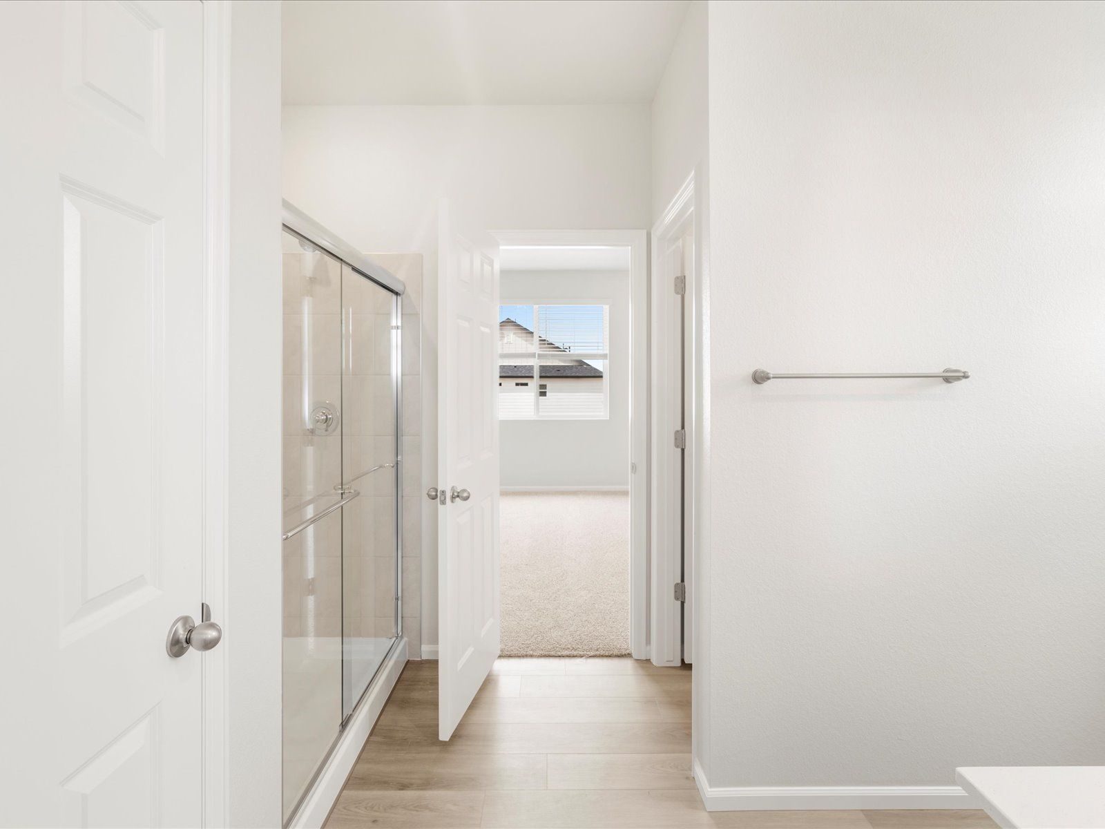 DEN_Paint-Brush-Hills_Kenosha_Bathroom_10334-Hartwood-Dr