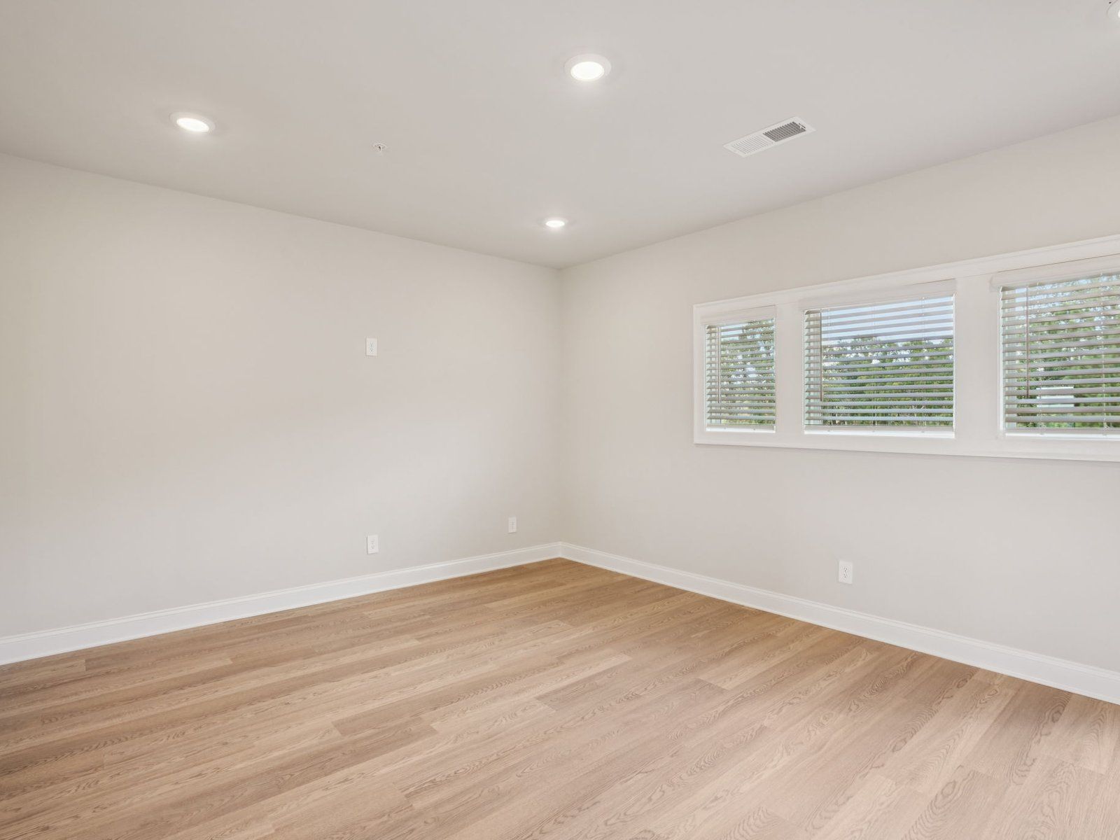 The Ashland floorplan with the Elegant Minimalism Linen interior package.