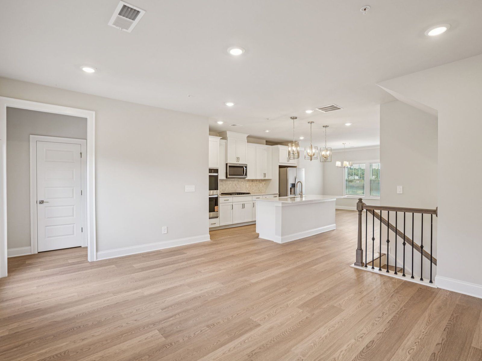 The Ashland floorplan with the Elegant Minimalism Linen interior package.