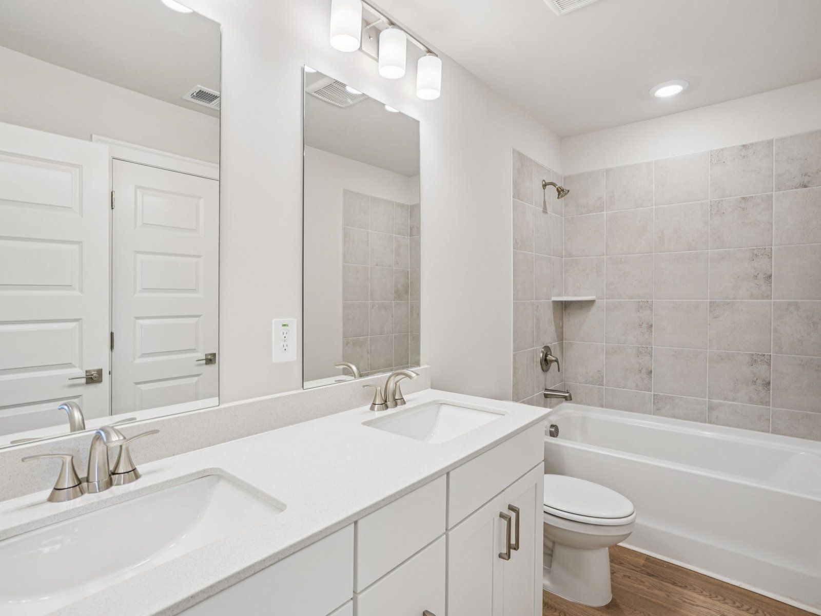 The Ashland floorplan with the Elegant Minimalism Linen interior package.