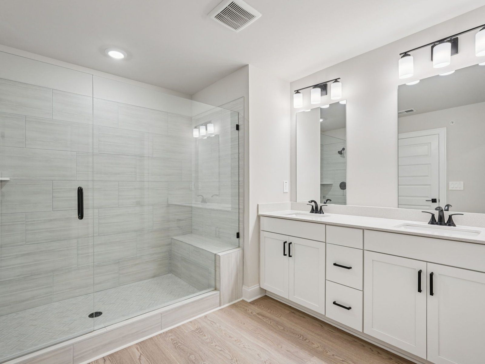 The Leighton floorplan with the Modern Glam Linen interior package.