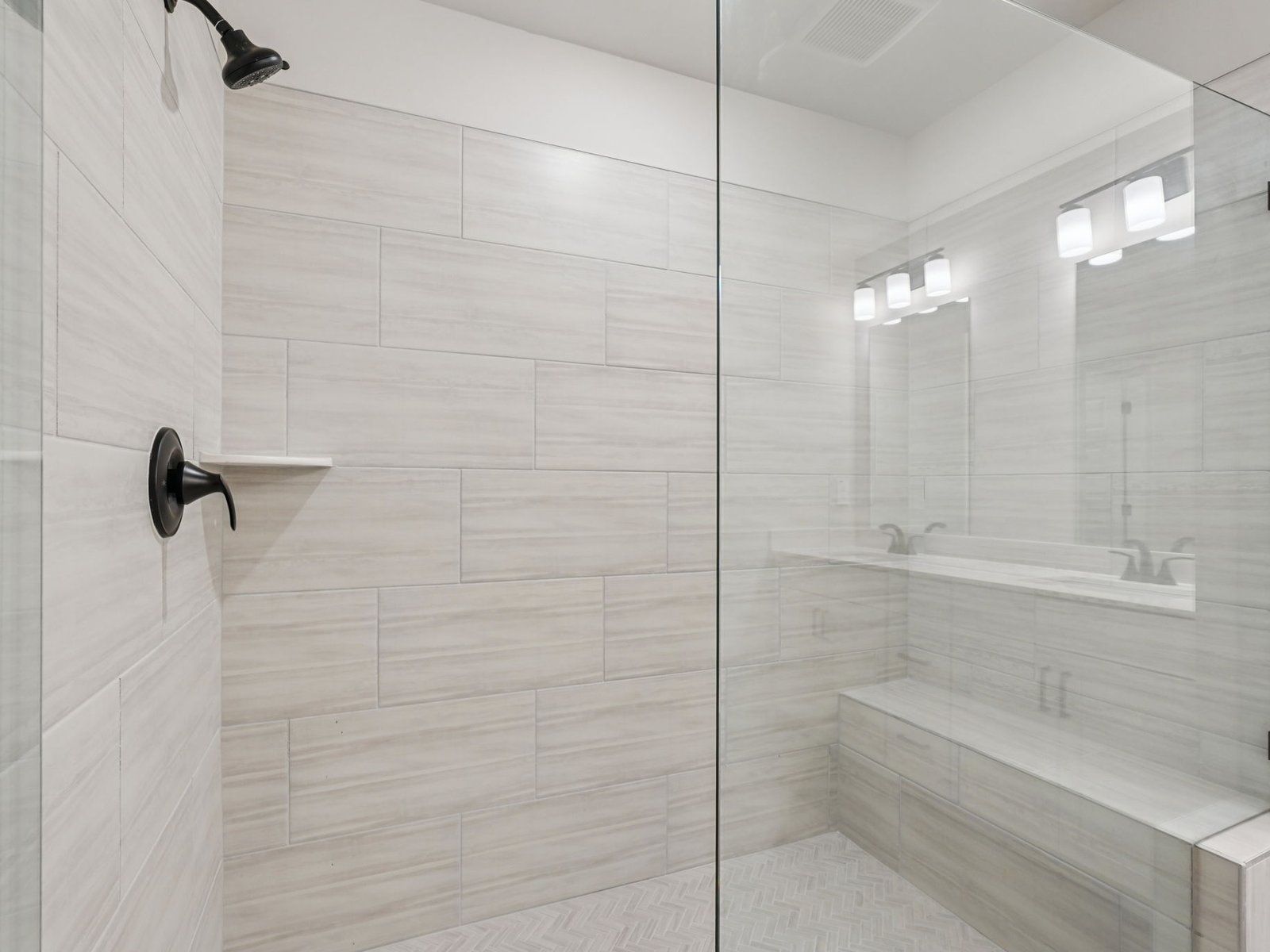 The Leighton floorplan with the Modern Glam Linen interior package.