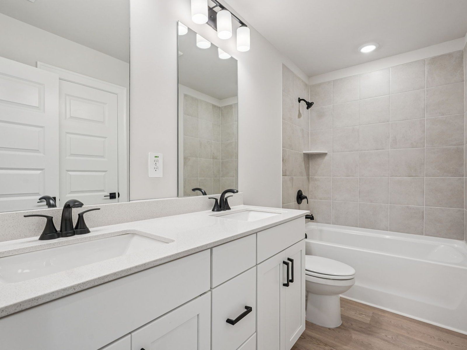 The Leighton floorplan with the Modern Glam Linen interior package.