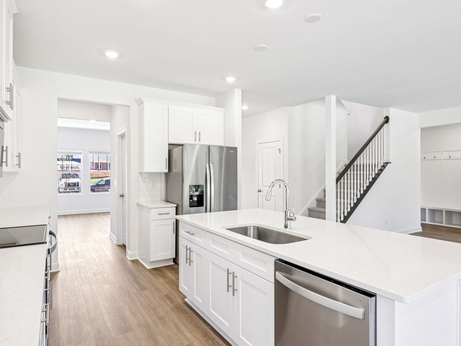 The convenient kitchen layout makes your weekly meal-prep much easier.