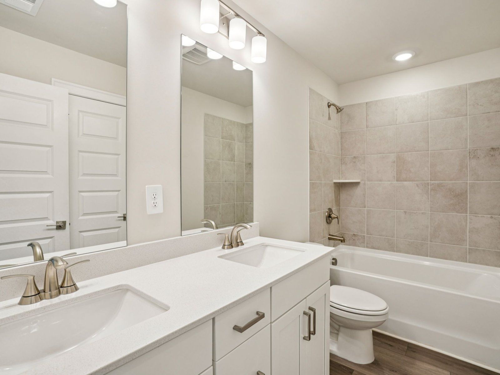 The Leighton floorplan with the Radiant Linen interior package.