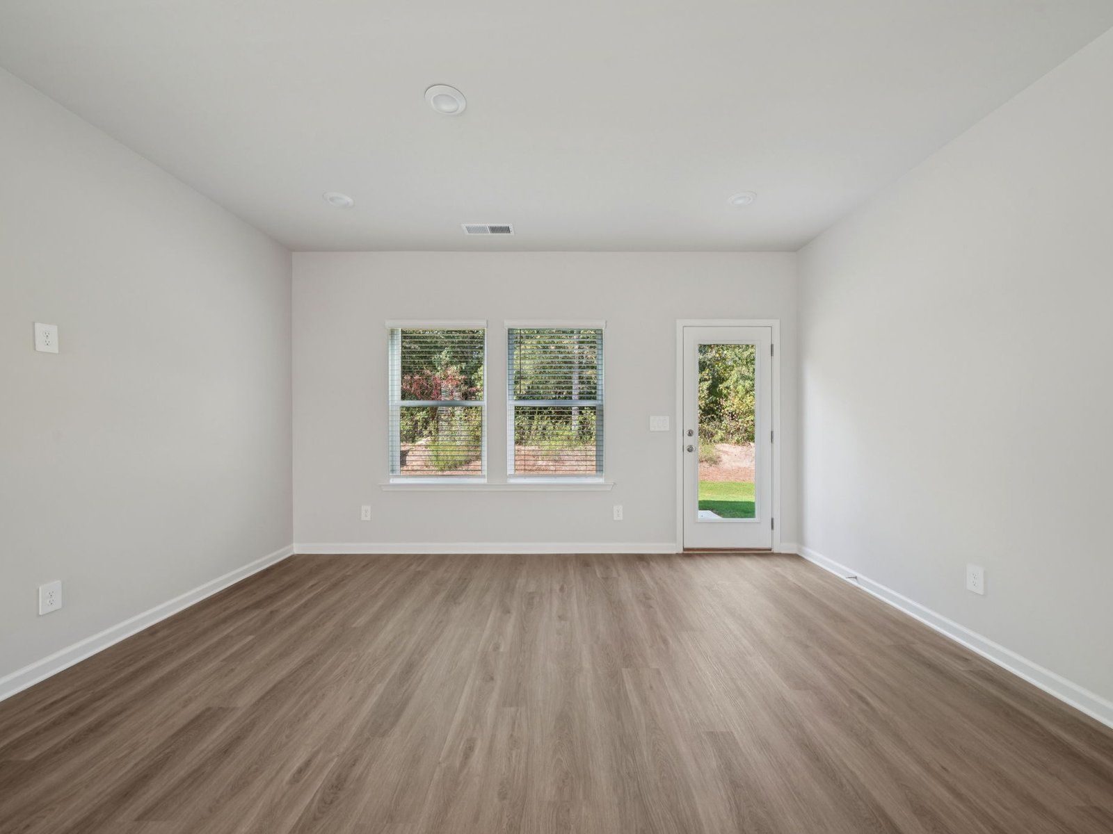 The Oakland floorplan with the Charm White interior package.