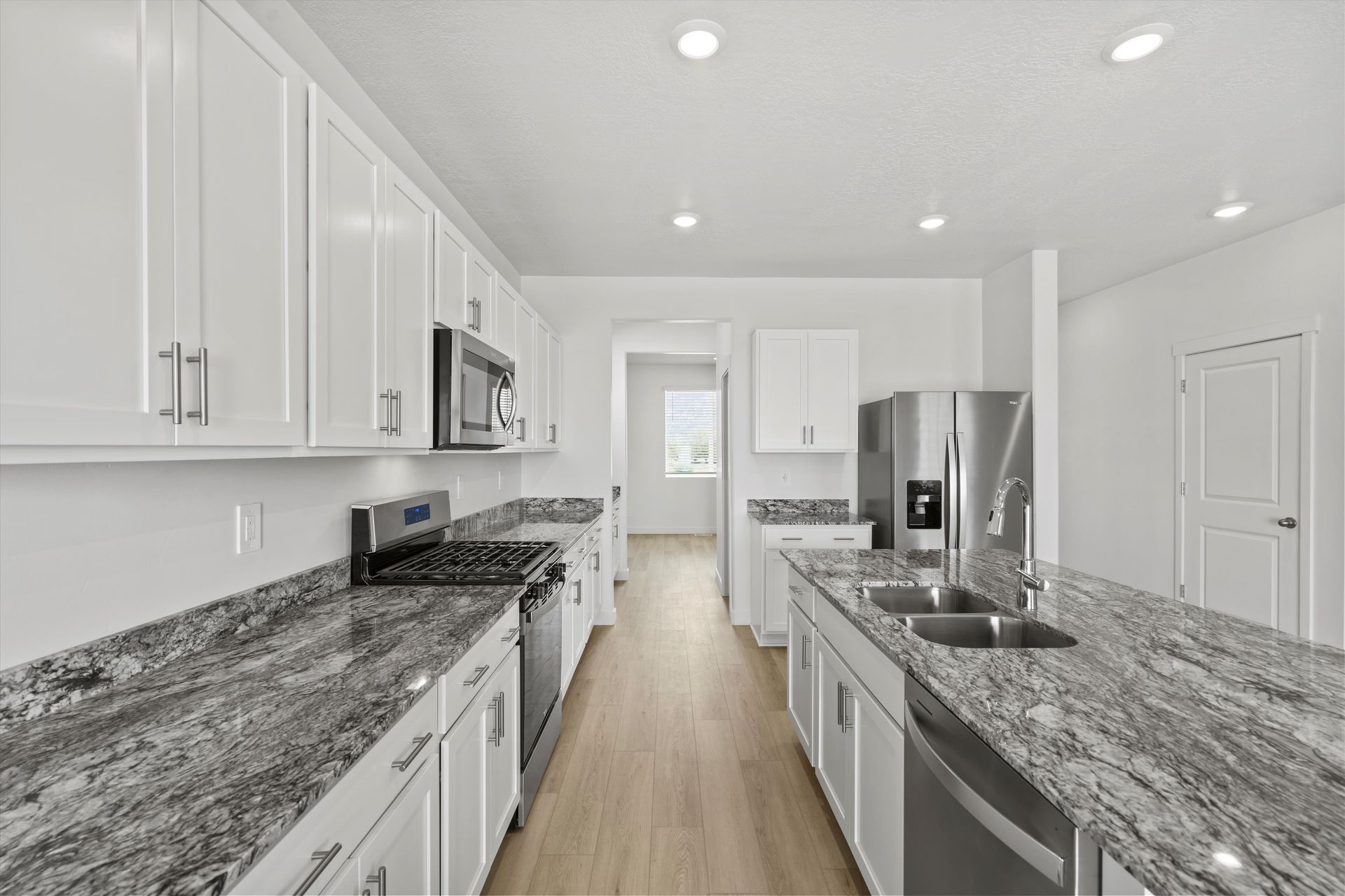 SLC_Willow_#4281_Kitchen_B_953-N-200-East-Santaquin-UT.jpg