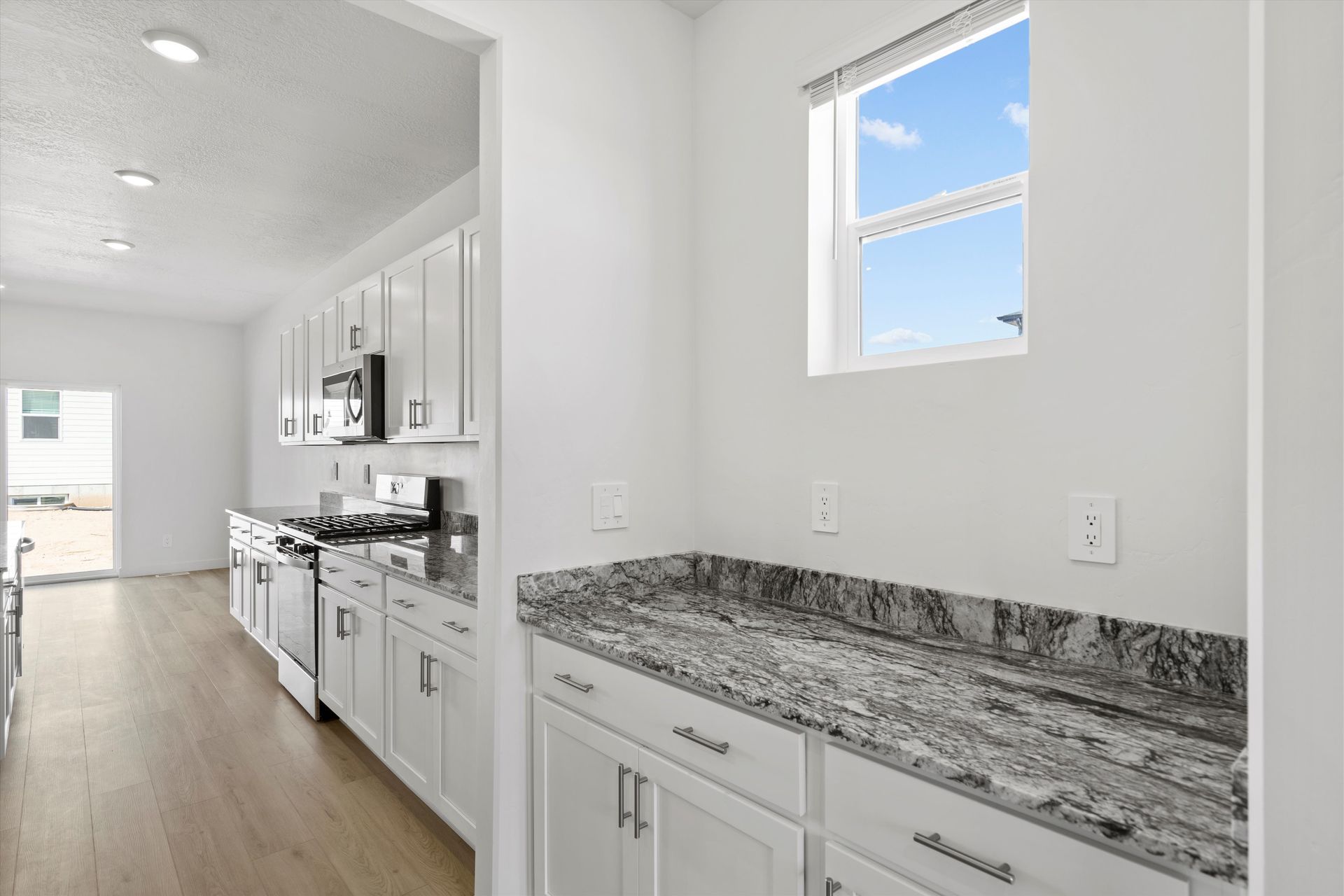 SLC_Willow_#4281_Kitchen_B_953-N-200-East-Santaquin-UT.jpg