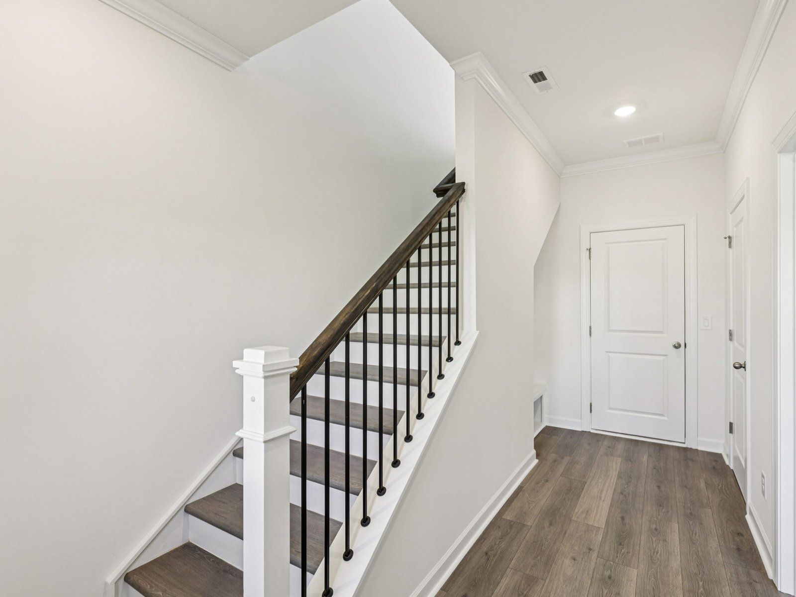 Step inside the 4-bed, 3.5-bath Farmington floorplan.