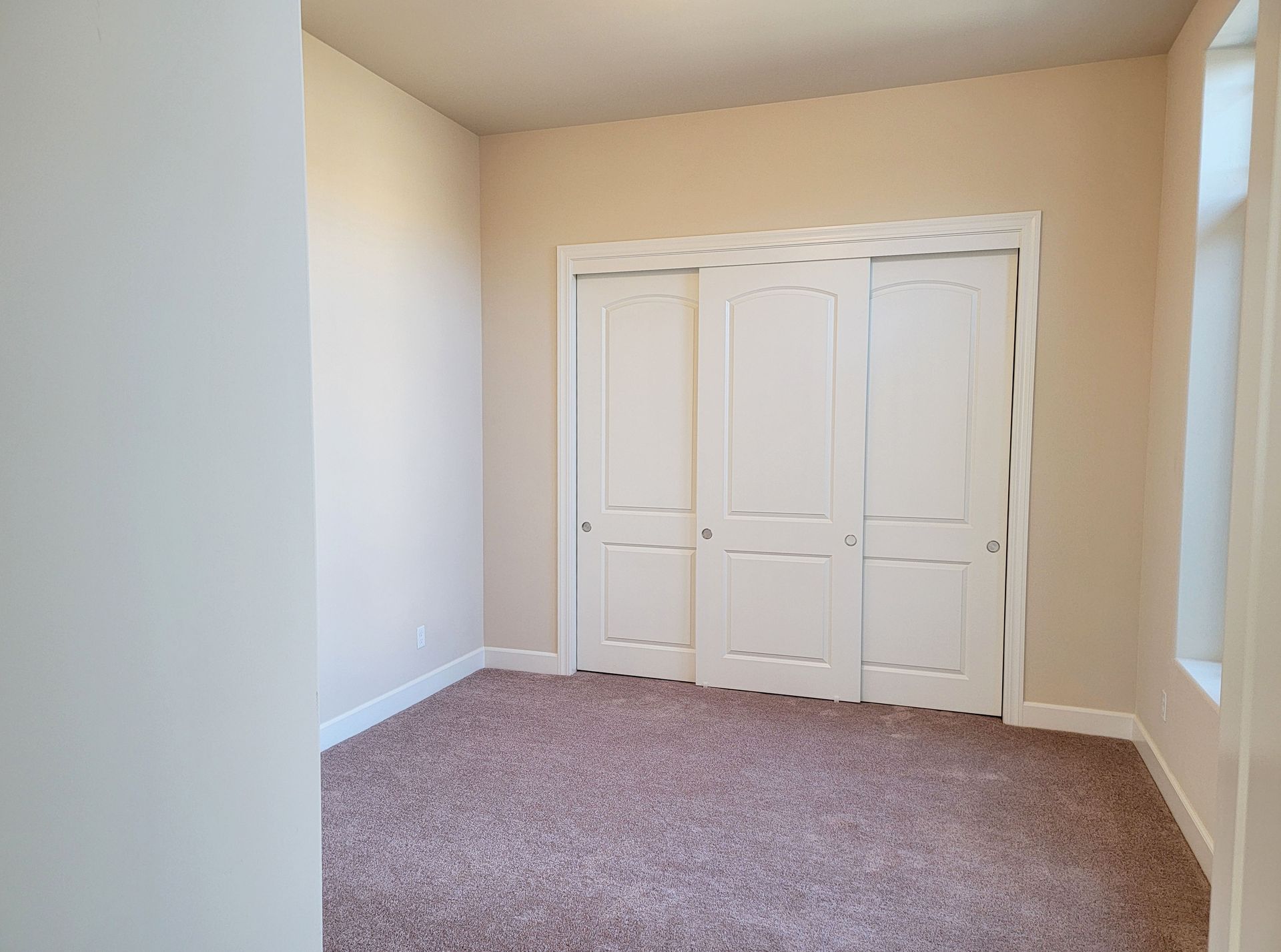 Photo shows different floor plan from same community