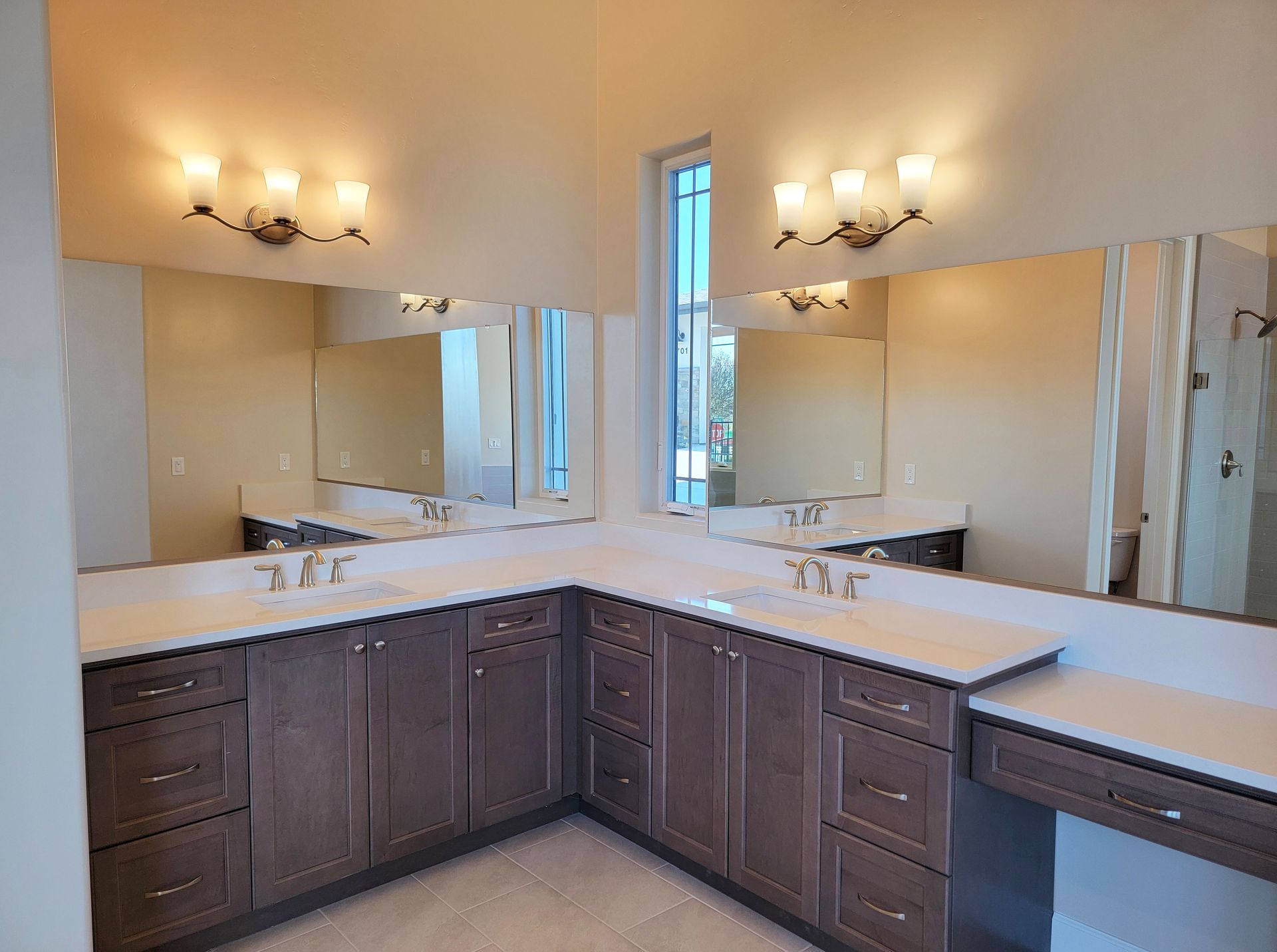 Photo shows different floor plan from same community