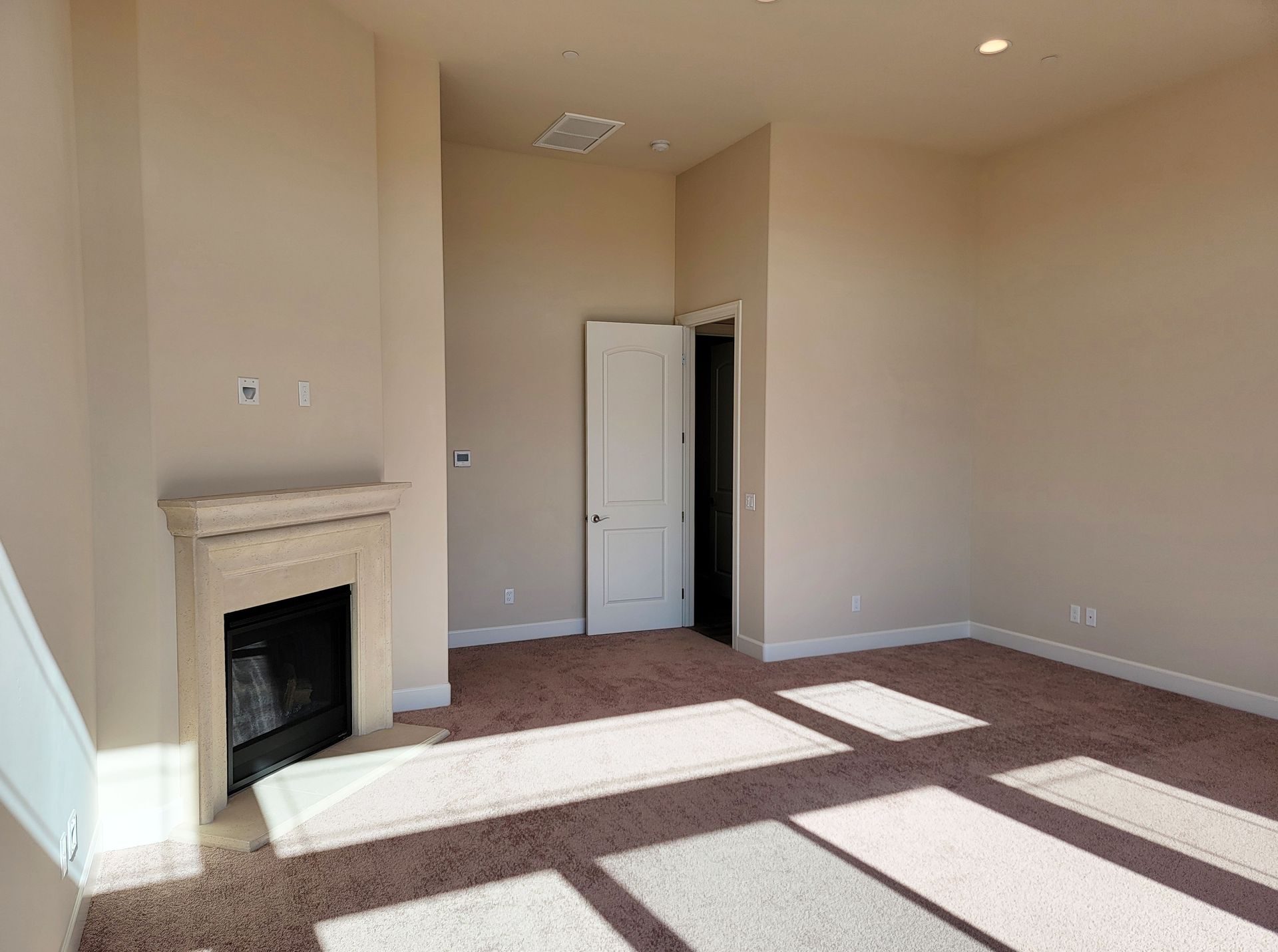 Photo shows different floor plan from same community