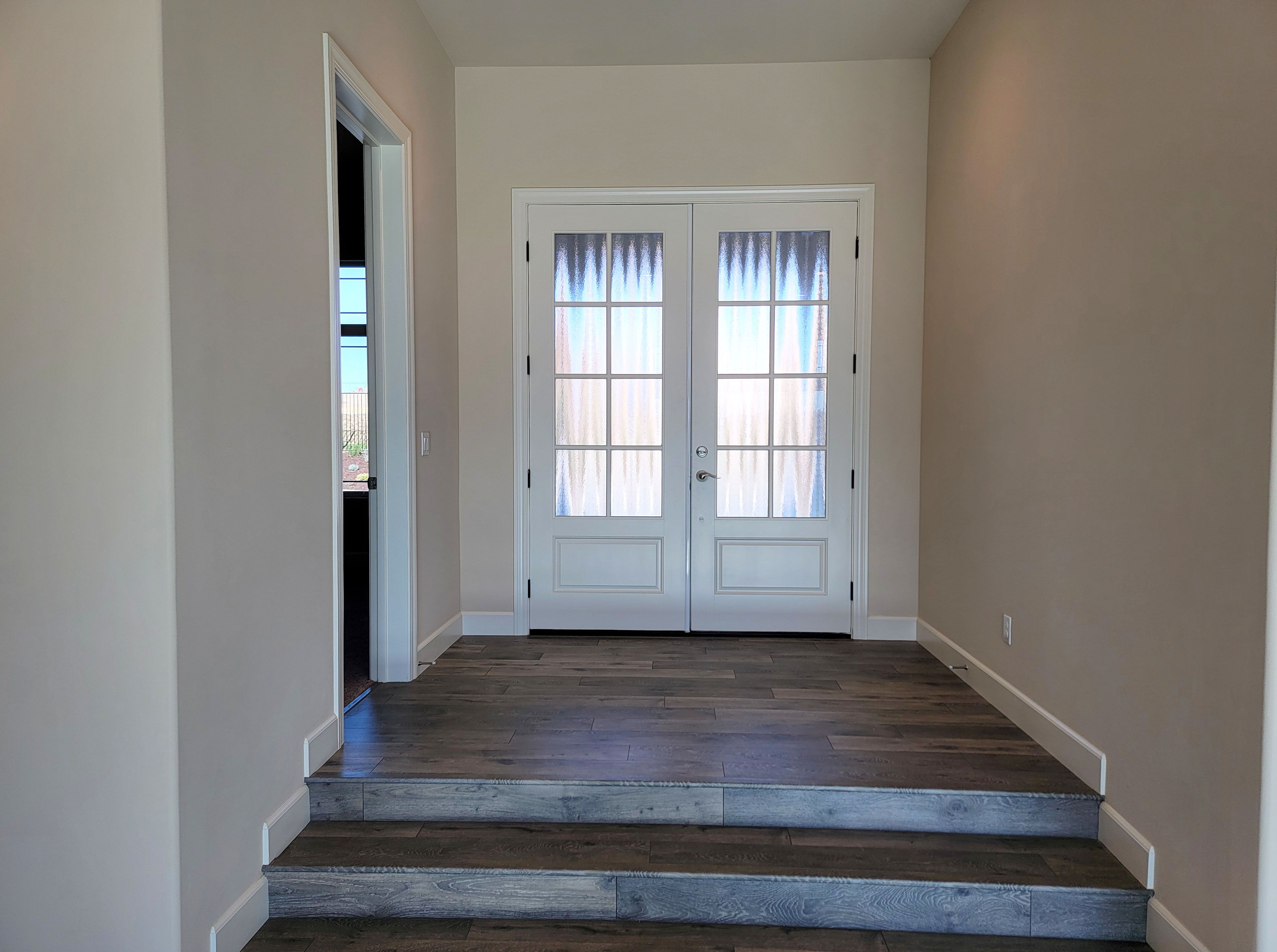 Photo shows different floor plan from same community