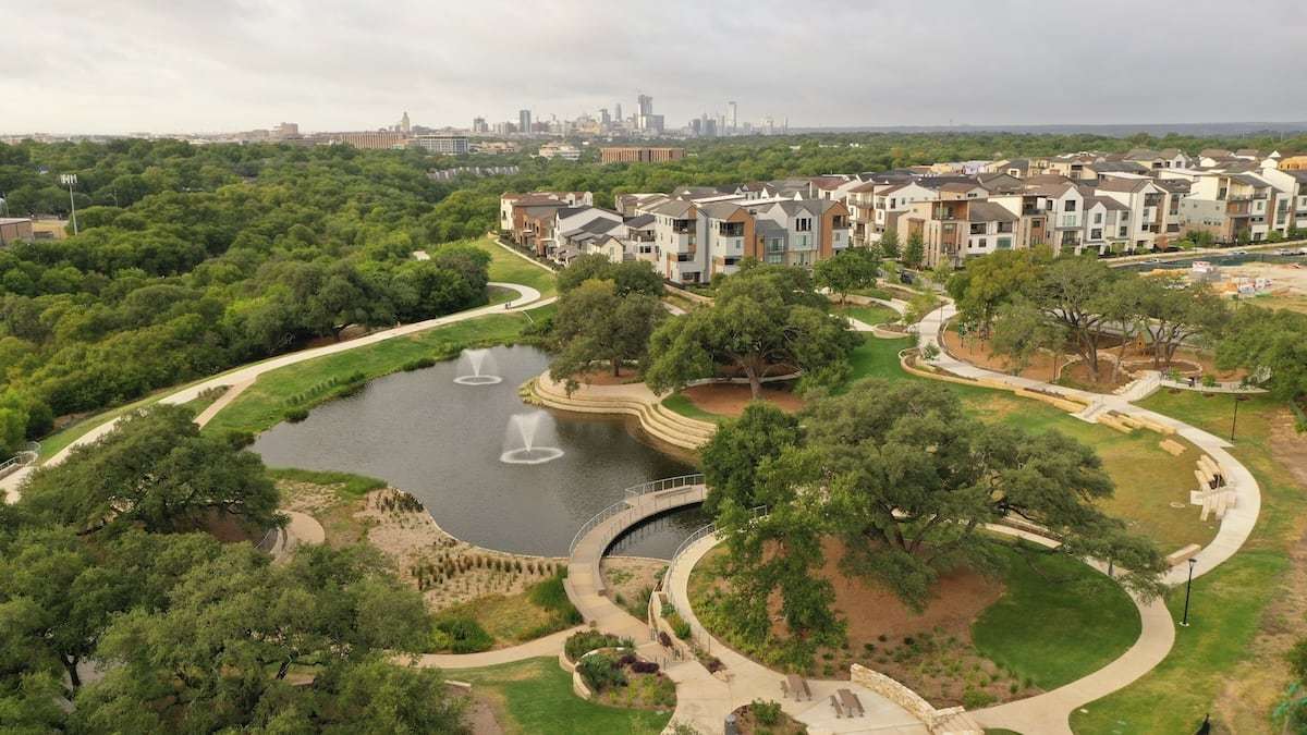 The Grove At Shoal Creek por Milestone Community Builders en Austin Texas
