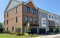 Beacon Park Elevator Townhomes for 55+ por Miller and Smith en Washington Virginia