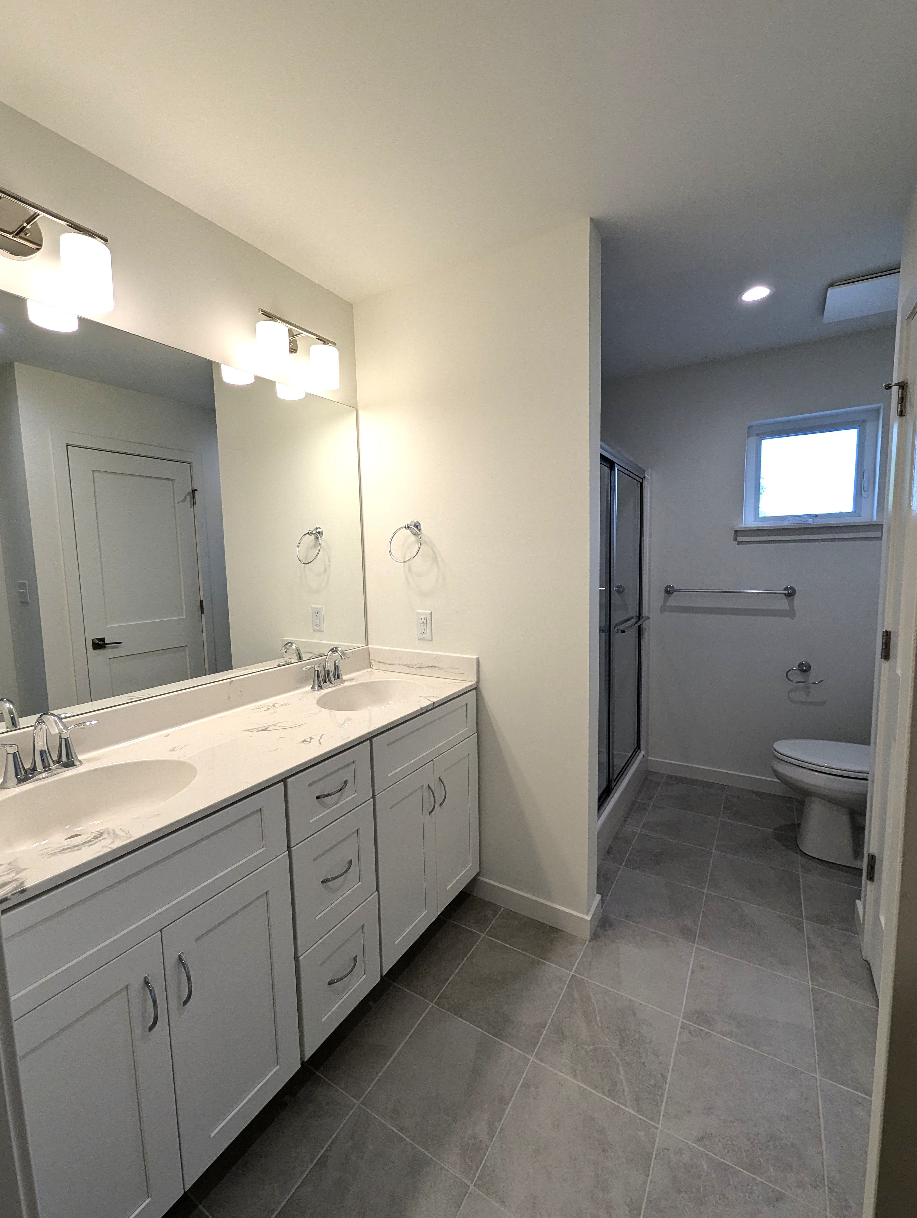 5' shower, linen closet
