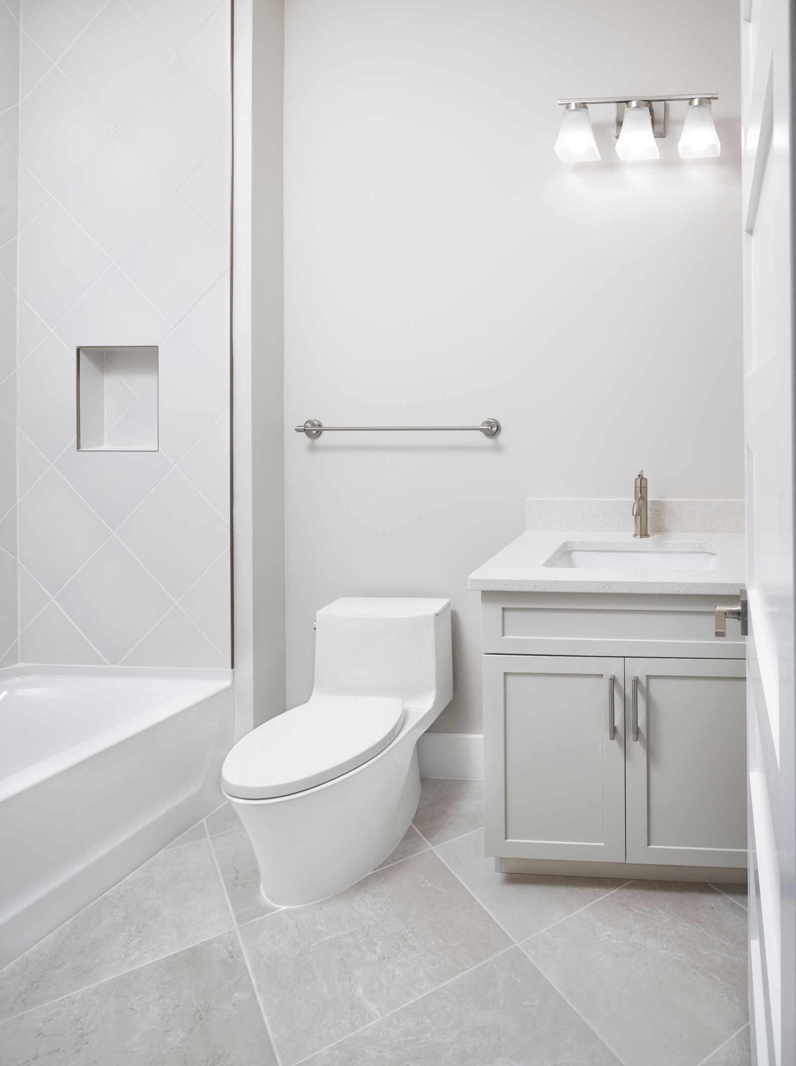 Grand Mainsail Guest Bath Ensuite