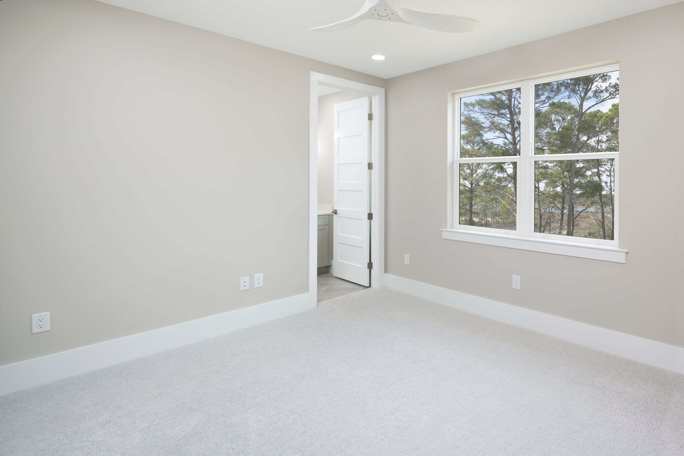 Grand Mainsail Guest Bed/Ensuite 2