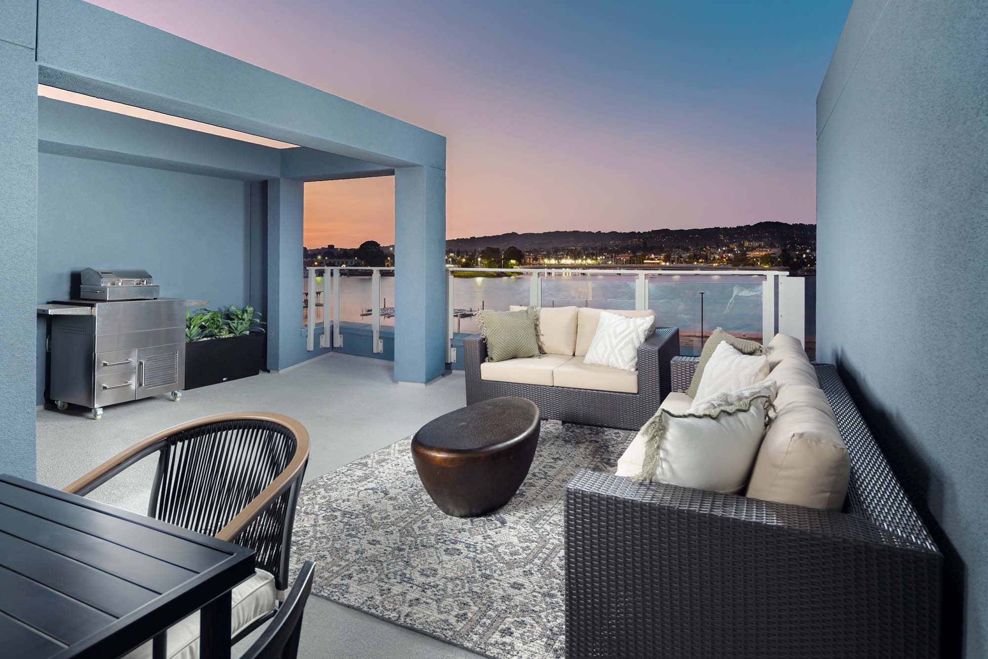 Waterside at Alameda Marina por Risewell Homes en Oakland-Alameda California