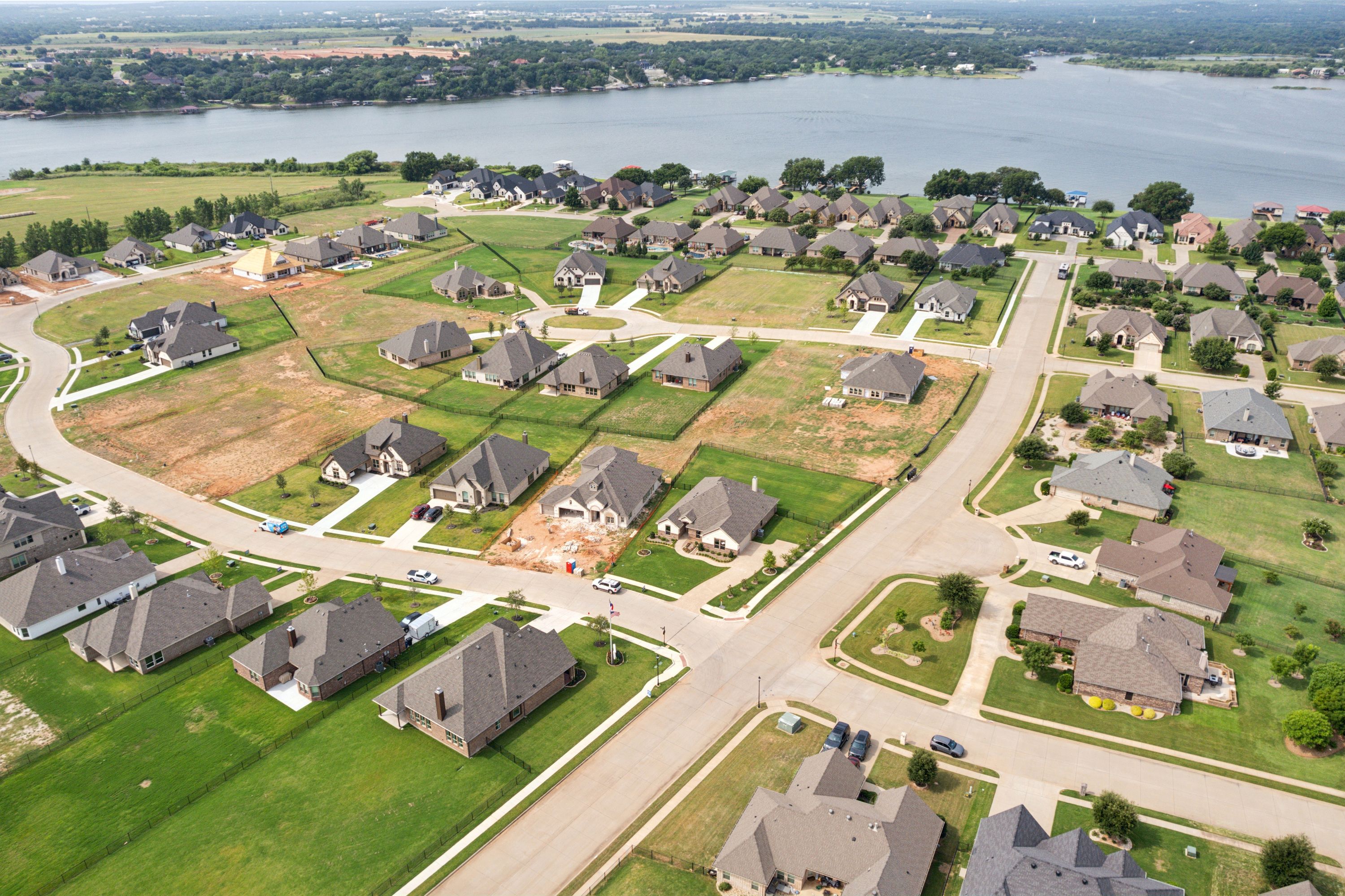 casa en Abe's Landing por Risewell Homes