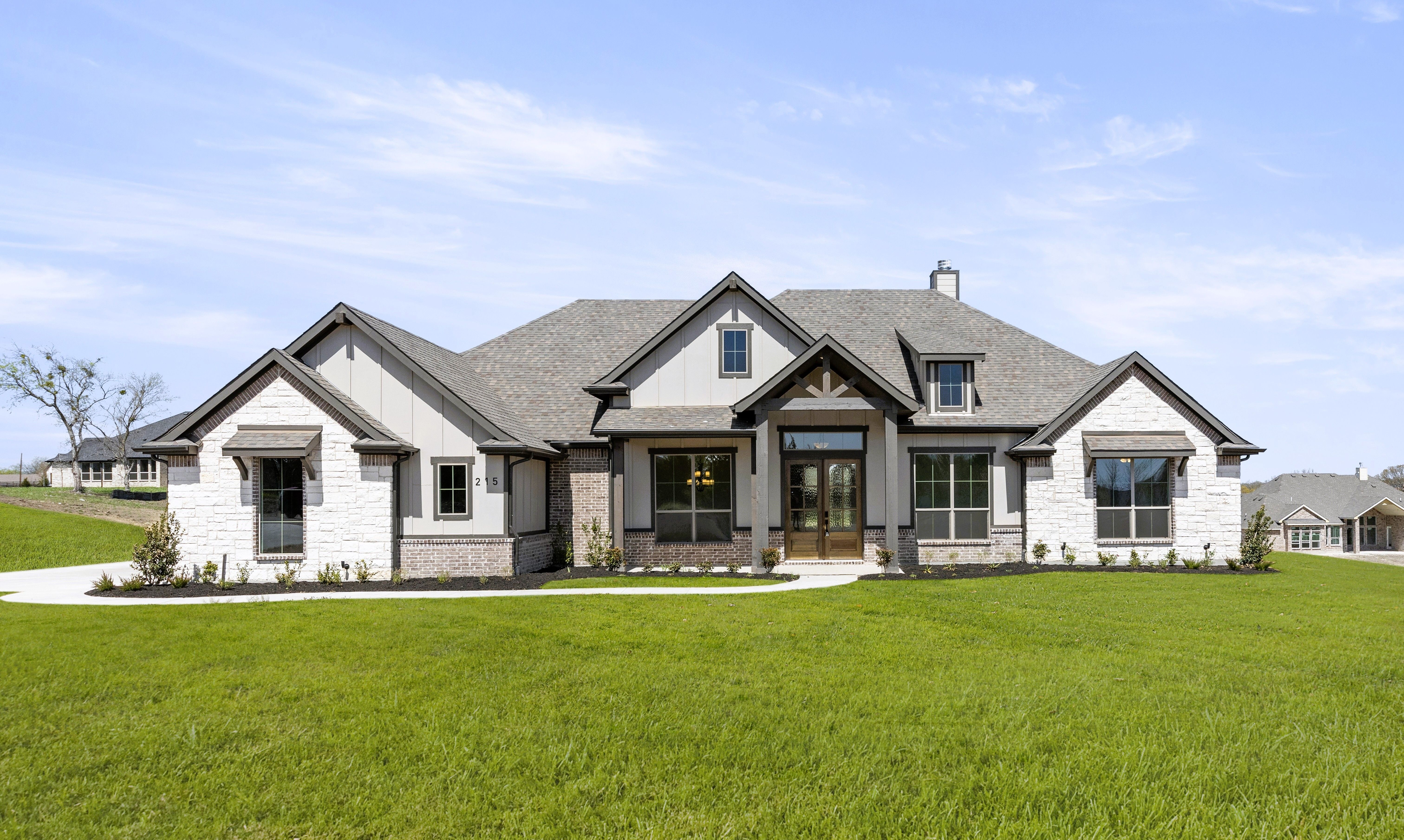 Pecan Acres por Risewell Homes en Dallas Texas