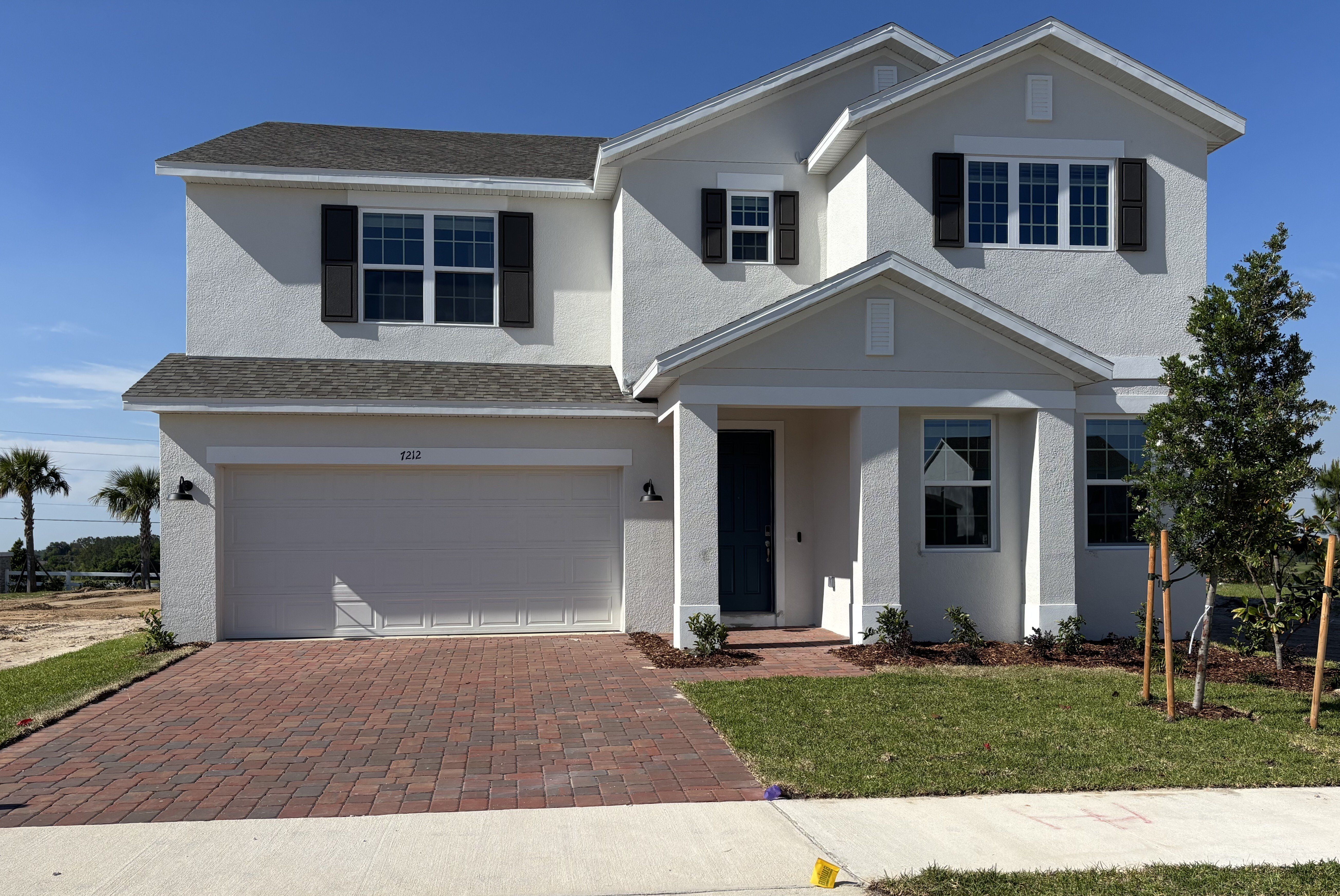 Trinity Lakes por Risewell Homes en Orlando Florida