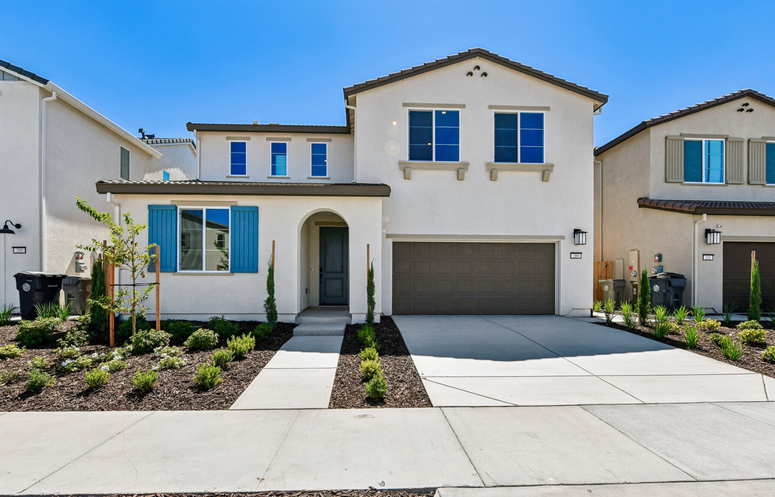 The Chateaus at Natomas Landing por Risewell Homes en Sacramento California