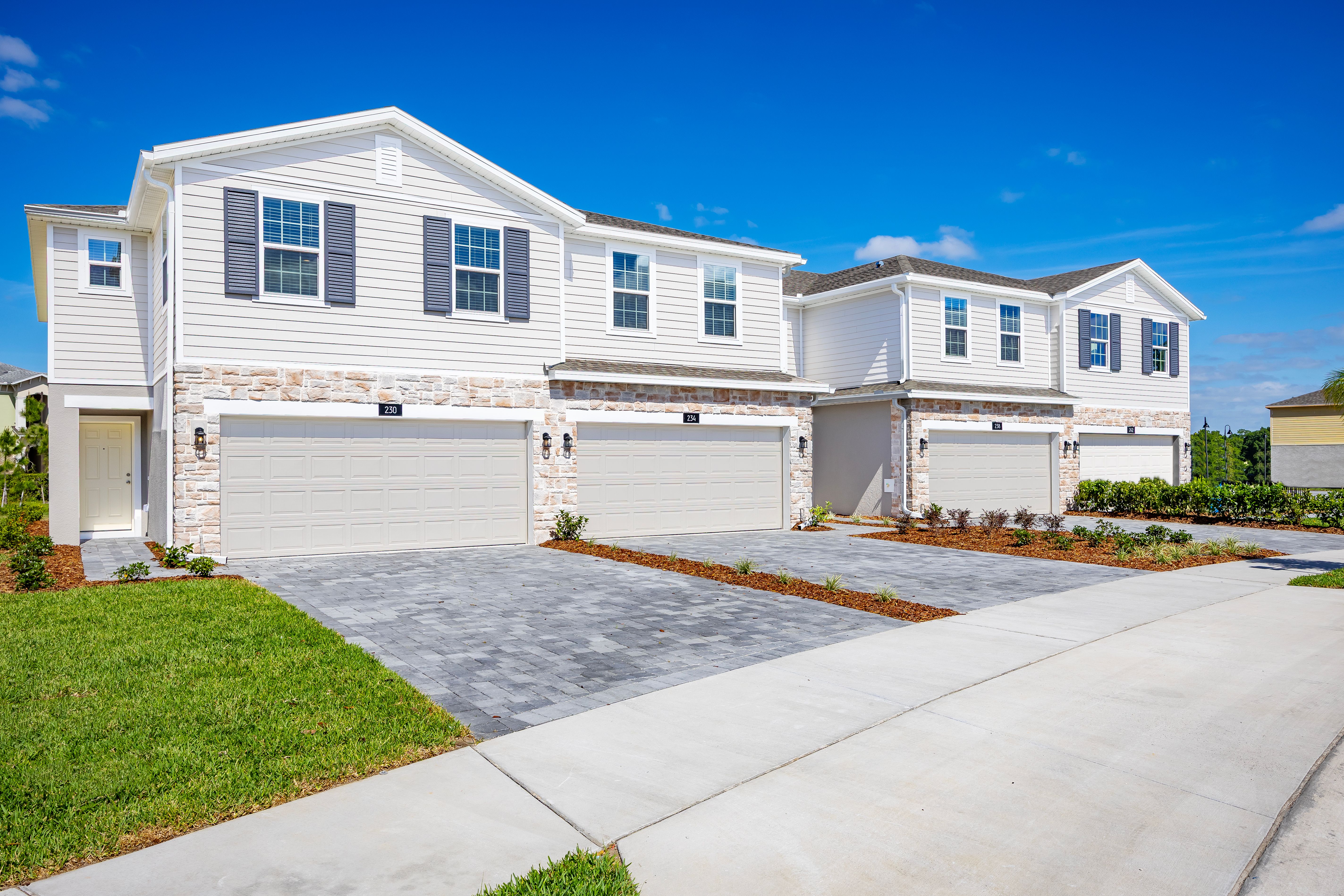 casa en Thompson Village Townhomes por Risewell Homes