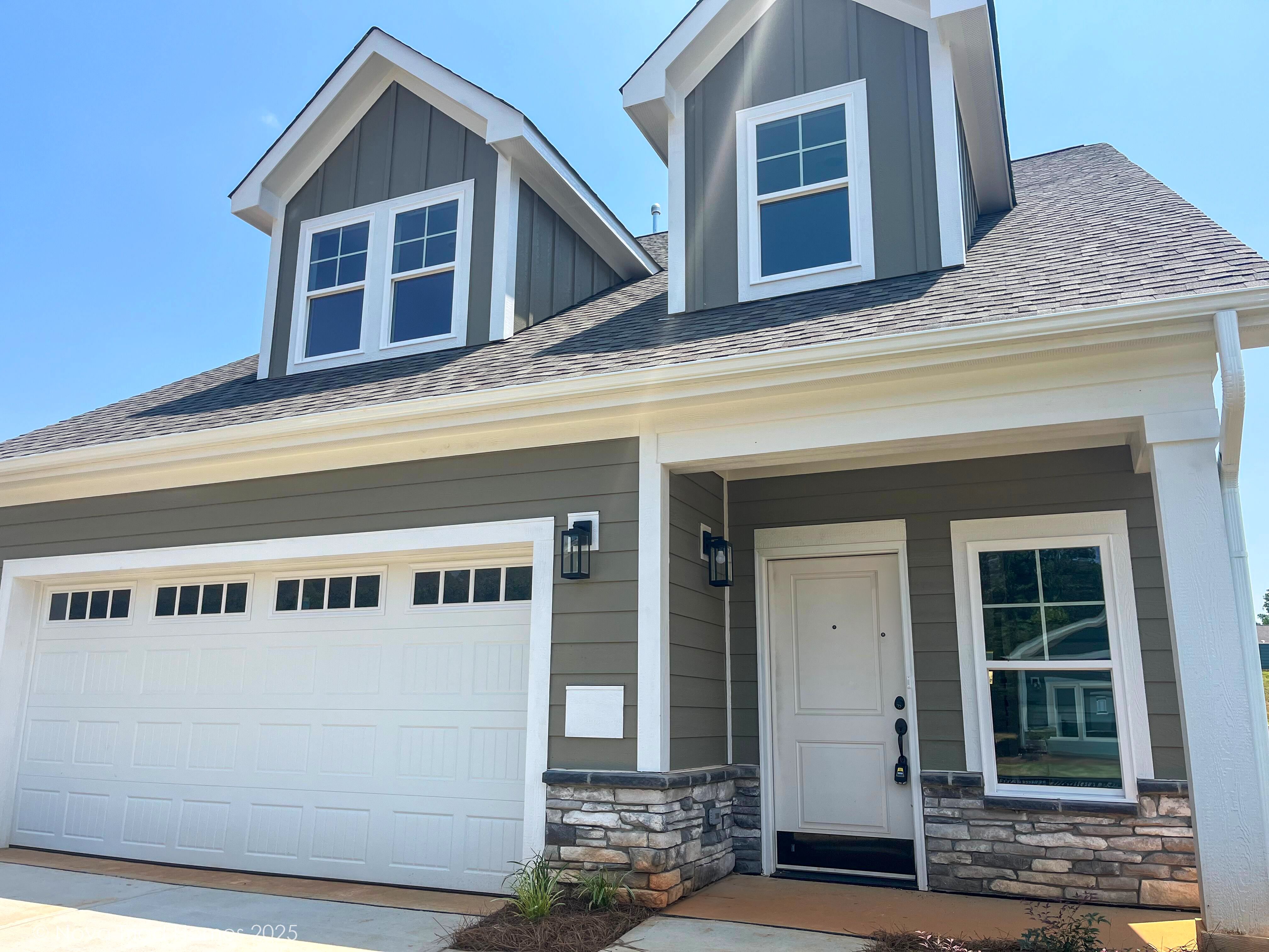 212 Mountain Maple Dr (Victoria)