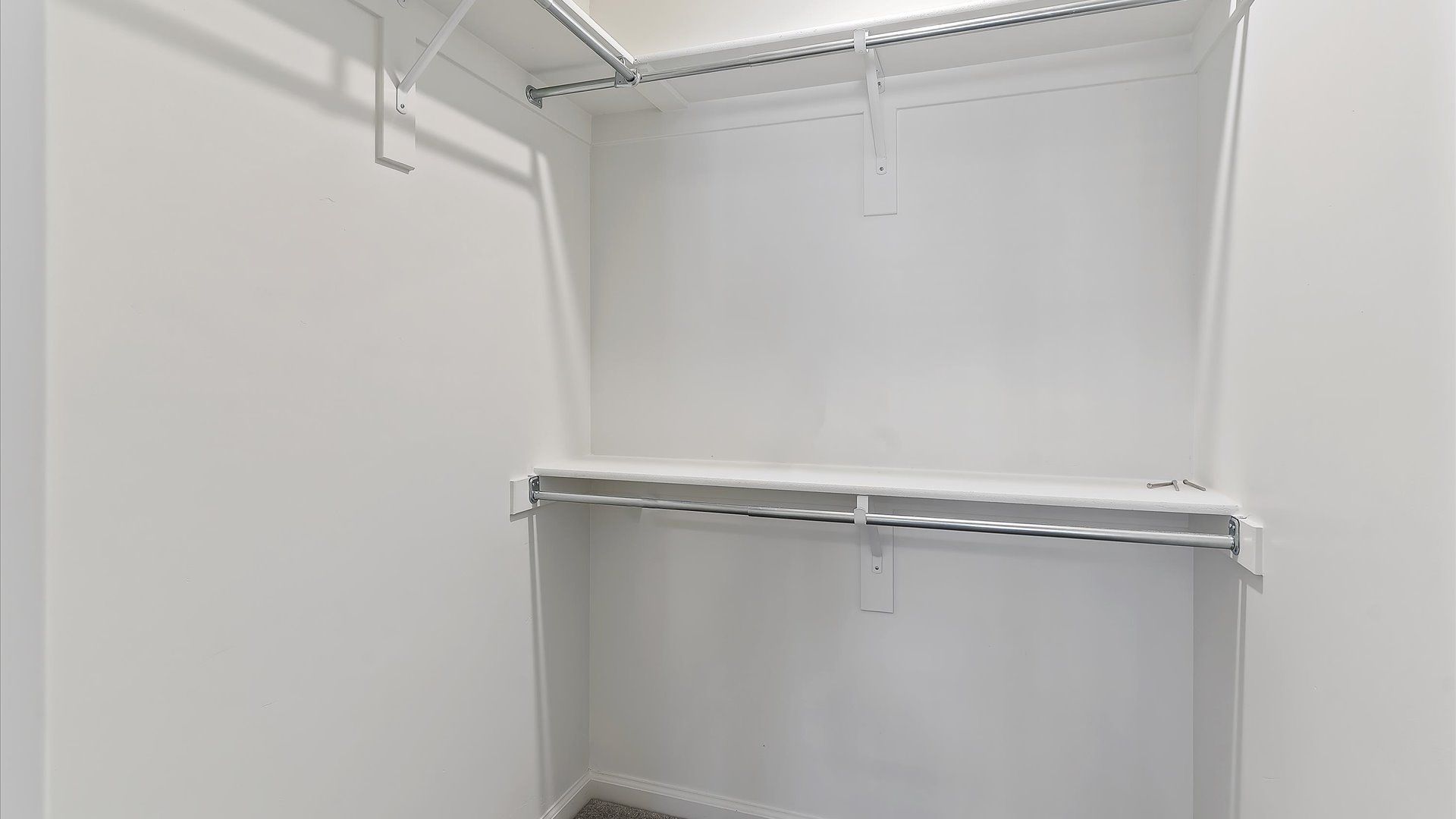 Moreno Walk-In Closet